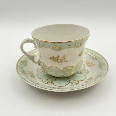 Чайная пара зеленоватого оттенка, украшенная изображением цветов, фарфор, роспись, золочение, Дулевский фарфоровый завод (Дулёво), СССР, 1955 г.