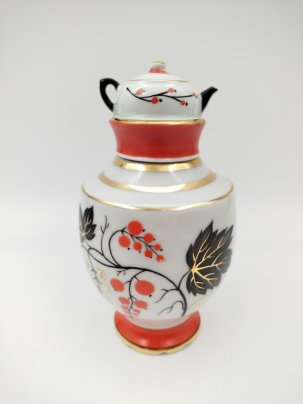 Чайница "Красная смородина", автор формы Э.М. Криммер, автор рисунка Л.В. Щекатихина-Потоцкая, фарфор, роспись, золочение, Ленинградский фарфоровый завод (ЛФЗ), СССР, 1970-1992 гг.