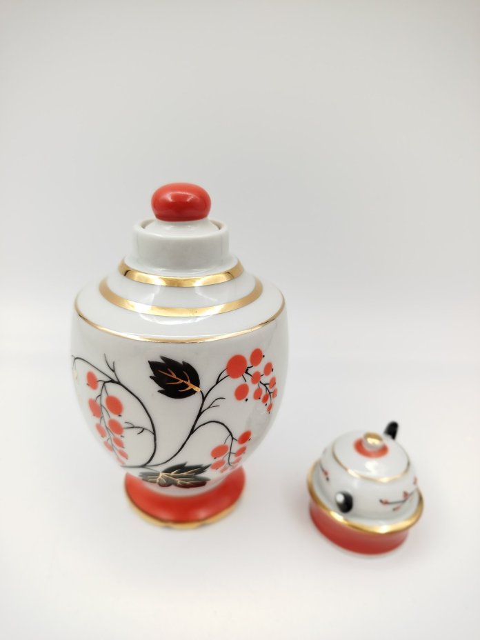 Чайница "Красная смородина", автор формы Э.М. Криммер, автор рисунка Л.В. Щекатихина-Потоцкая, фарфор, роспись, золочение, Ленинградский фарфоровый завод (ЛФЗ), СССР, 1970-1992 гг.