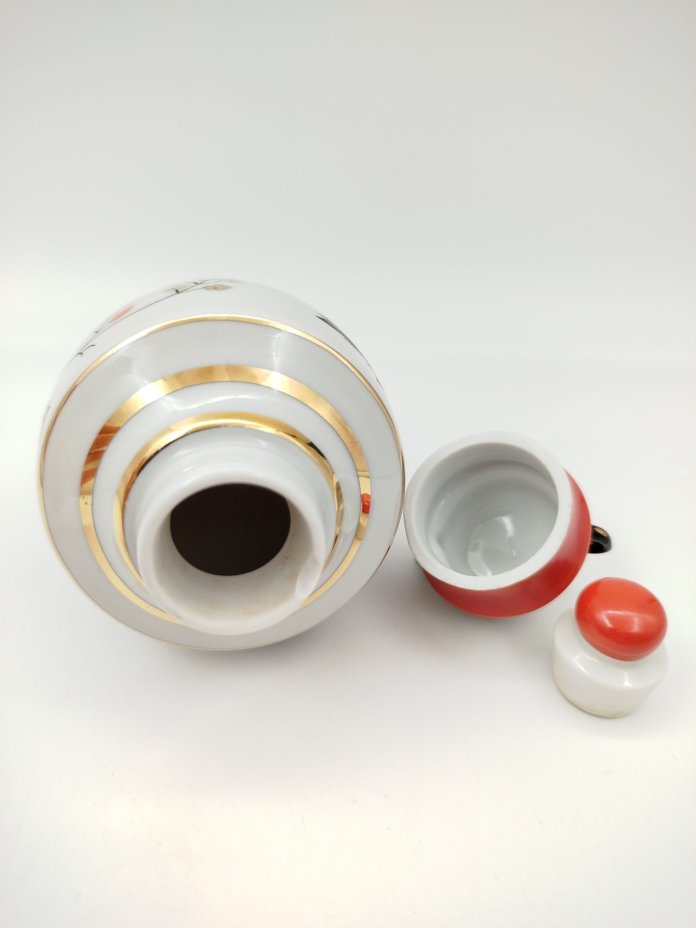 Чайница "Красная смородина", автор формы Э.М. Криммер, автор рисунка Л.В. Щекатихина-Потоцкая, фарфор, роспись, золочение, Ленинградский фарфоровый завод (ЛФЗ), СССР, 1970-1992 гг.