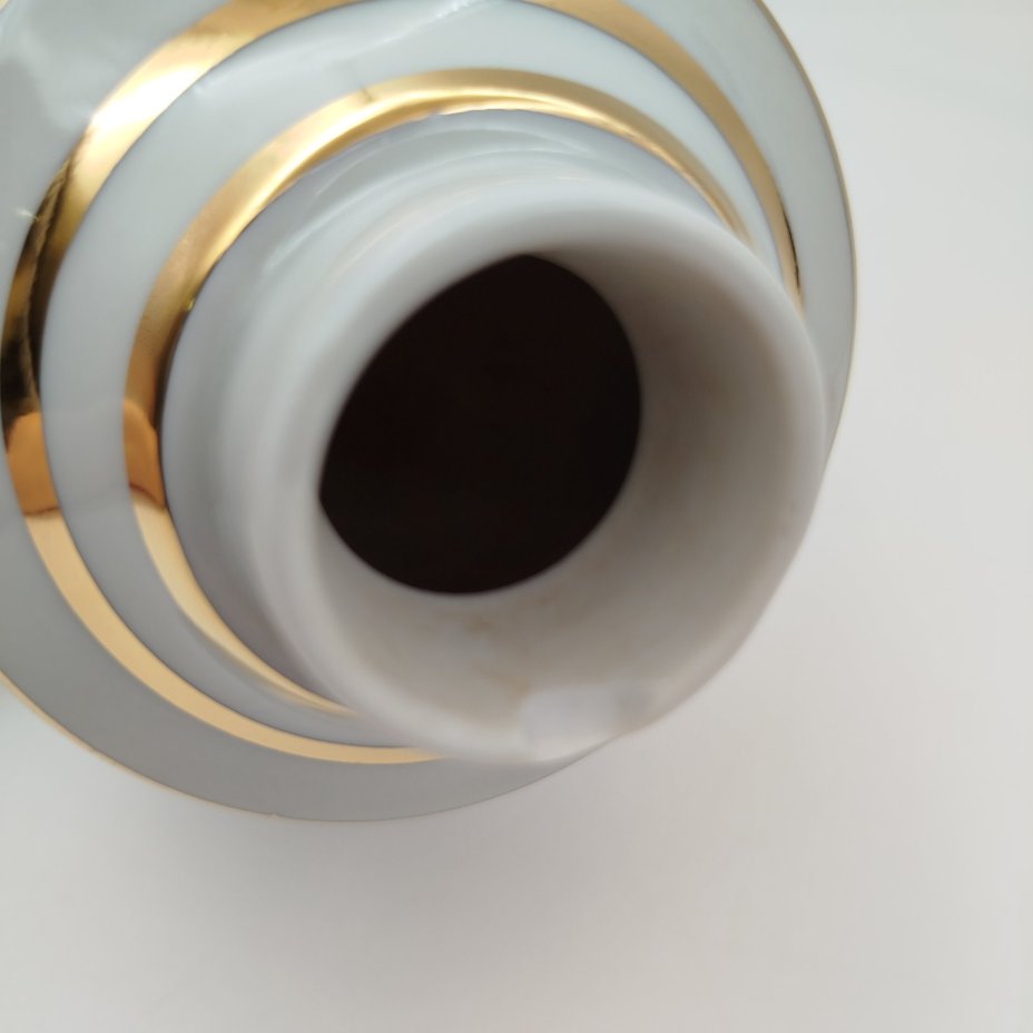 Чайница "Красная смородина", автор формы Э.М. Криммер, автор рисунка Л.В. Щекатихина-Потоцкая, фарфор, роспись, золочение, Ленинградский фарфоровый завод (ЛФЗ), СССР, 1970-1992 гг.