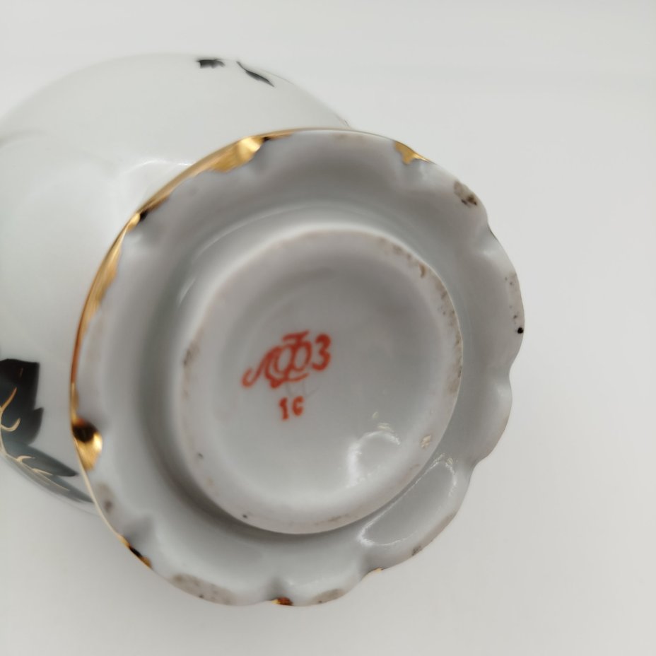 Чайница "Красная смородина", автор формы Э.М. Криммер, автор рисунка Л.В. Щекатихина-Потоцкая, фарфор, роспись, золочение, Ленинградский фарфоровый завод (ЛФЗ), СССР, 1970-1992 гг.