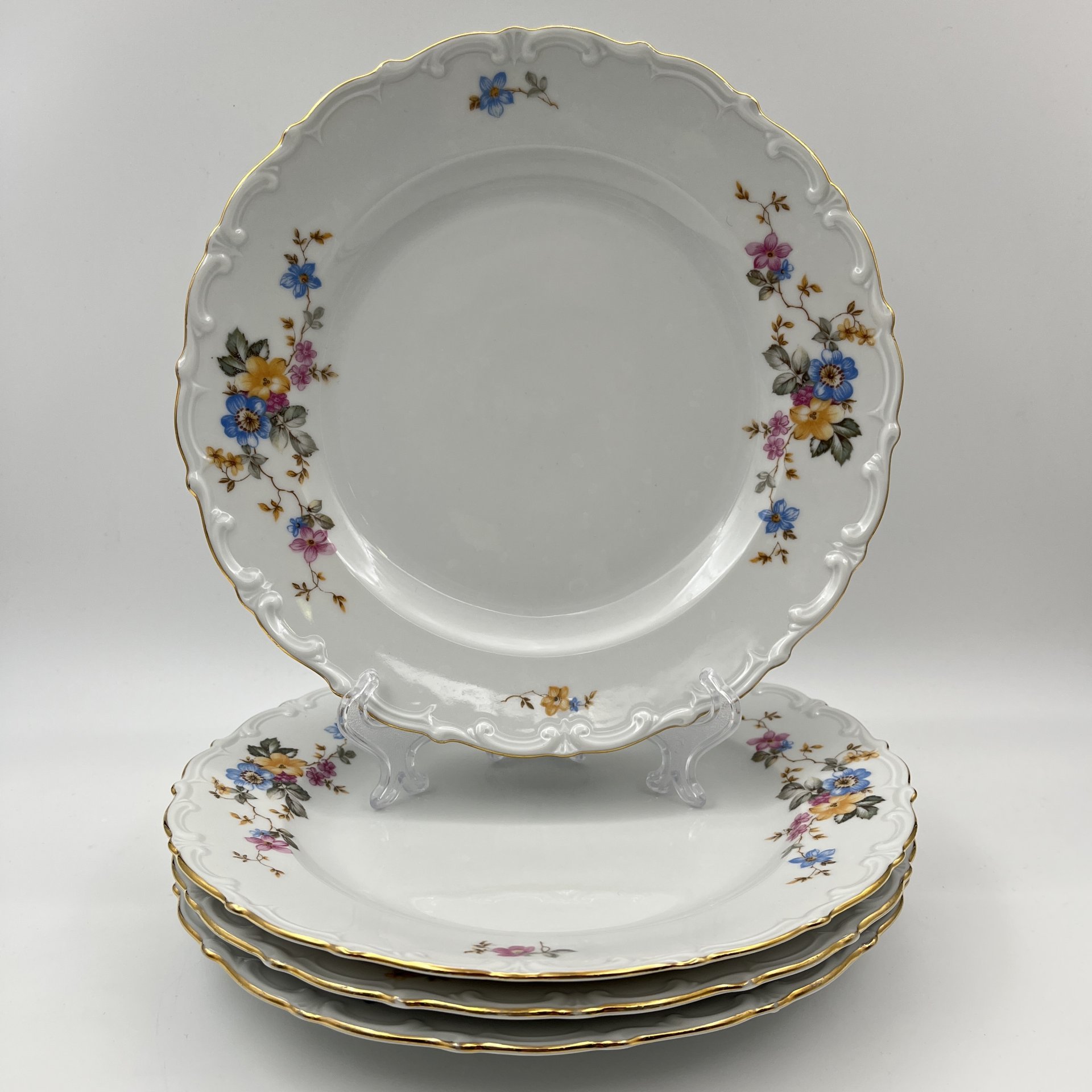 Набор обеденных тарелок с цветочным и рельефным декором на 4 персоны