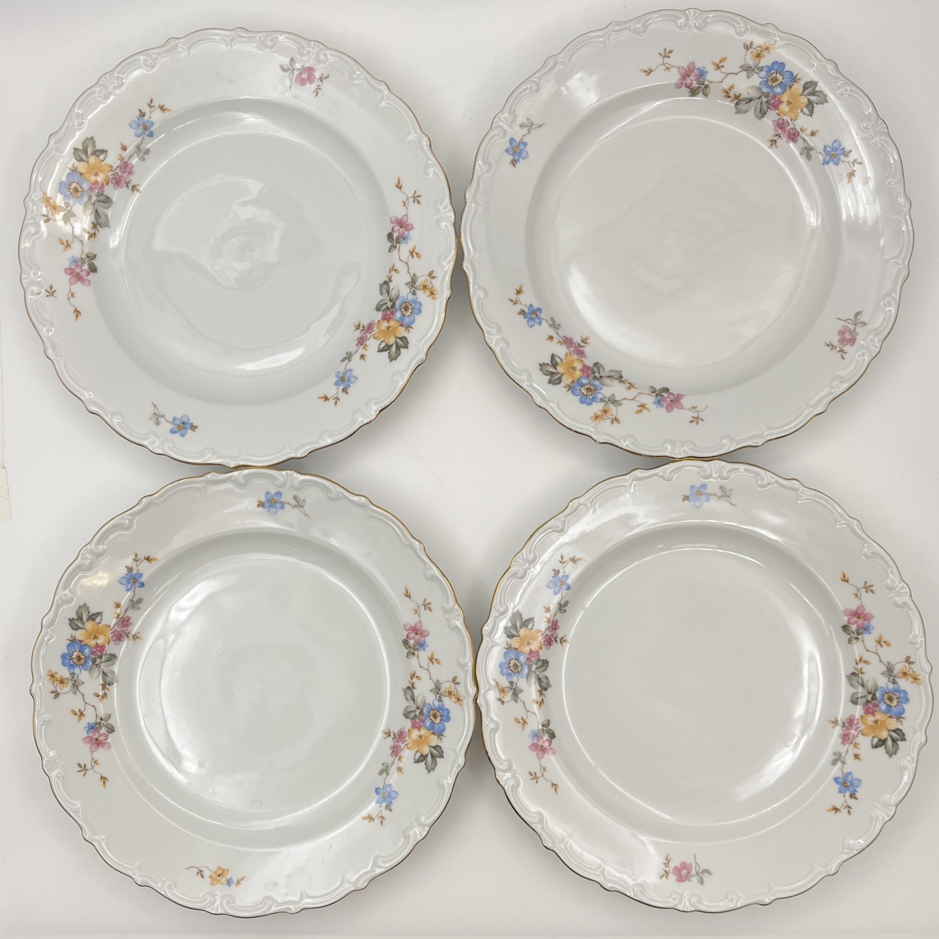 Набор обеденных тарелок с цветочным и рельефным декором на 4 персоны