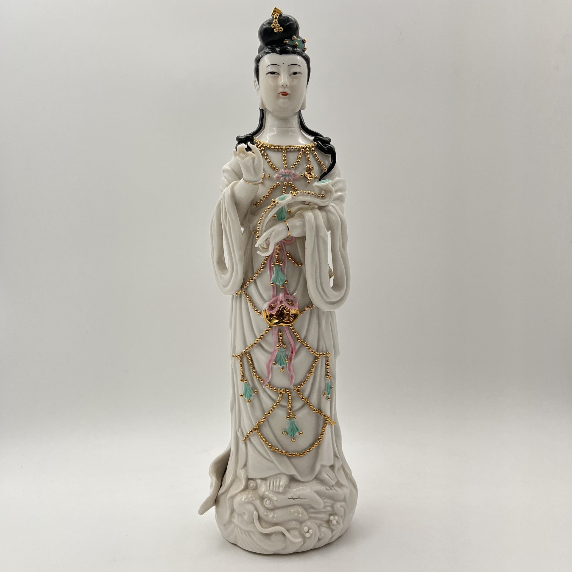 Статуэтка "Богиня милосердия Бодхисаттва Гуань Инь" (Гуаньинь) на основании в виде дракона, фарфор, роспись, золочение, Китай, 1960-1980 гг.
