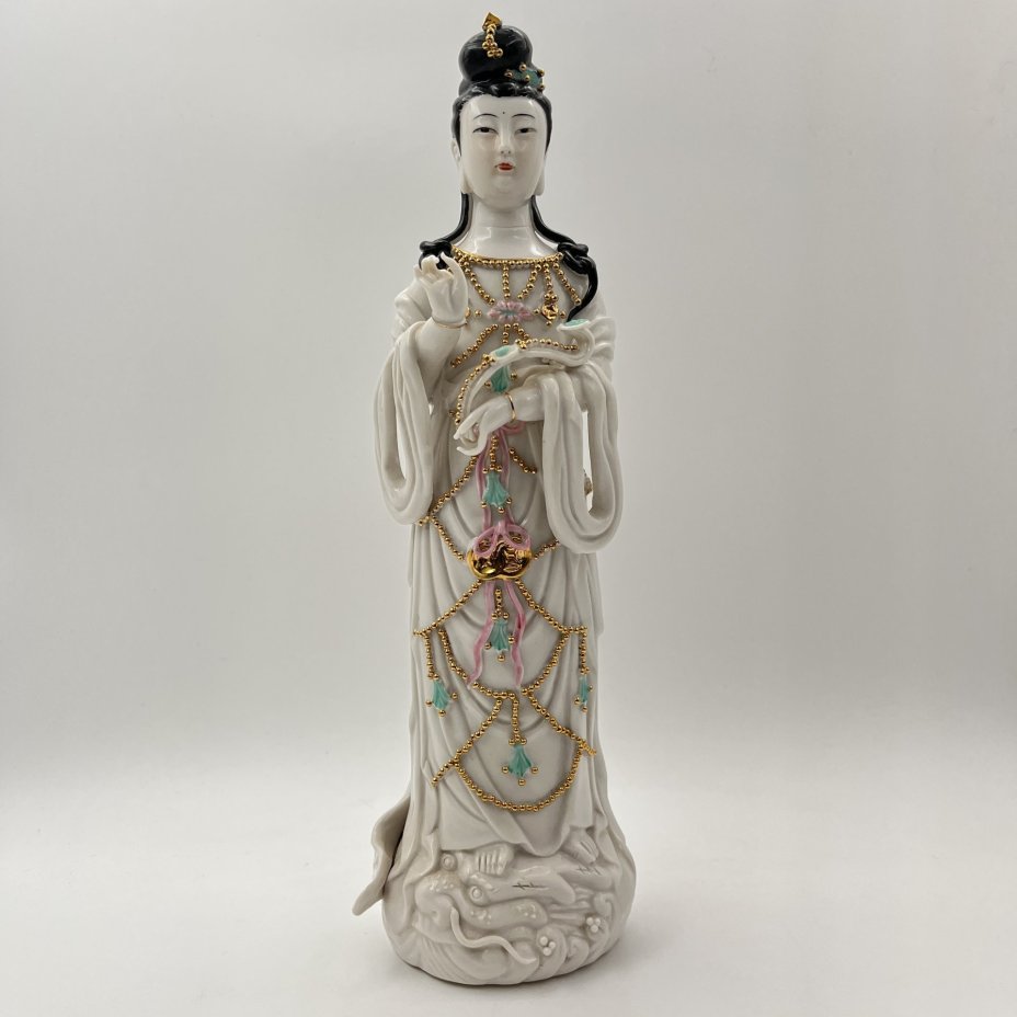 Статуэтка "Богиня милосердия Бодхисаттва Гуань Инь" (Гуаньинь) на основании в виде дракона, фарфор, роспись, золочение, Китай, 1960-1980 гг.