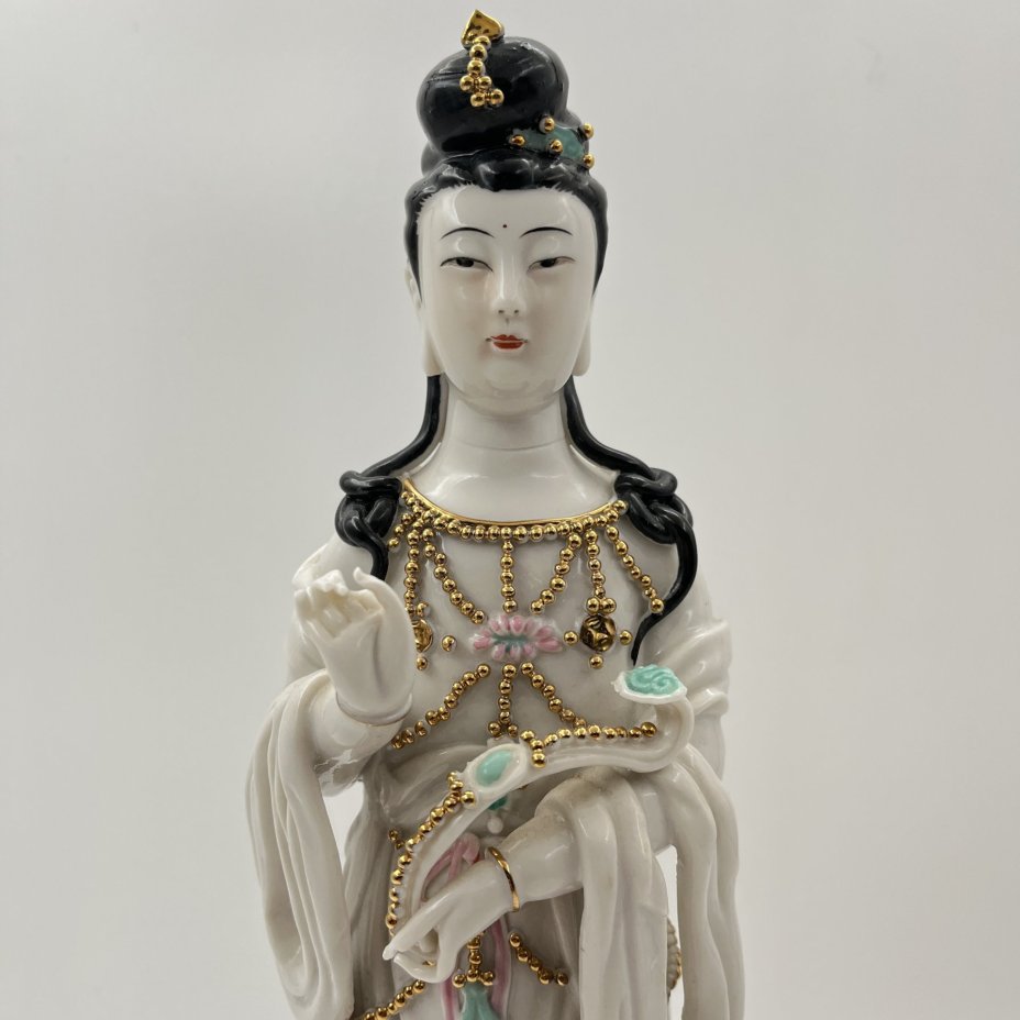Статуэтка "Богиня милосердия Бодхисаттва Гуань Инь" (Гуаньинь) на основании в виде дракона, фарфор, роспись, золочение, Китай, 1960-1980 гг.