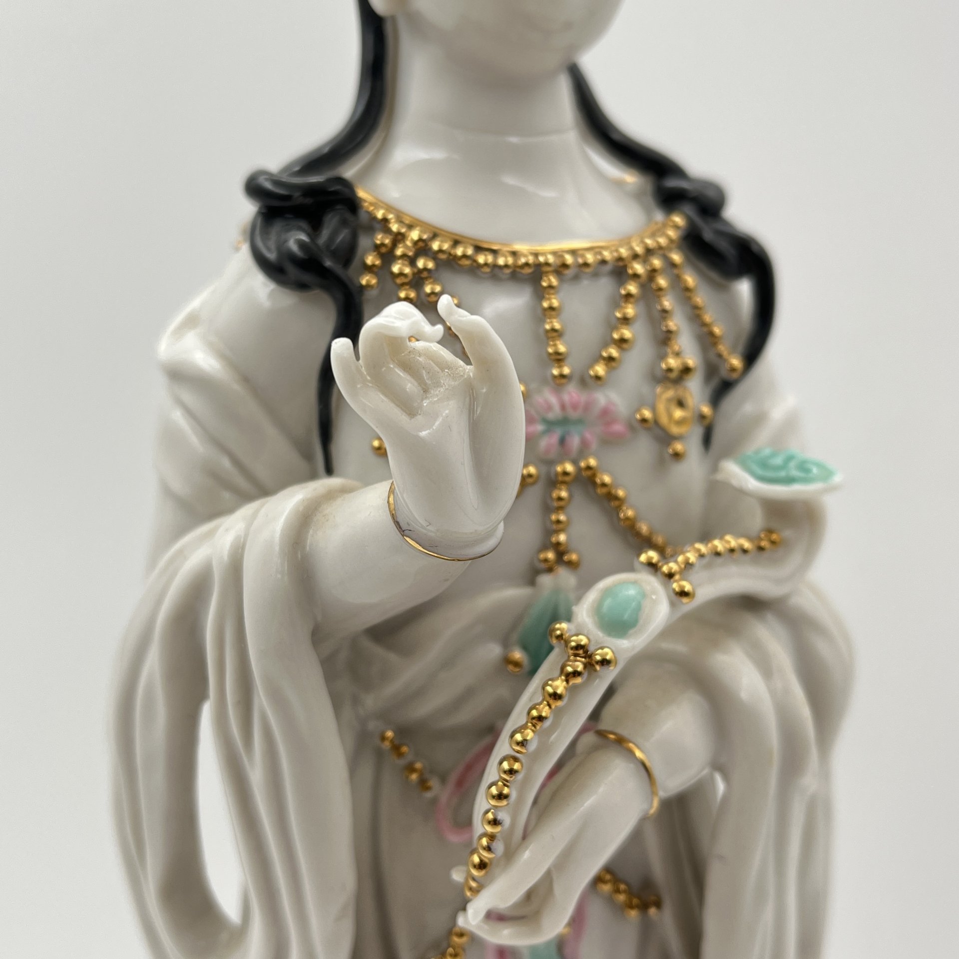 Статуэтка "Богиня милосердия Бодхисаттва Гуань Инь" (Гуаньинь) на основании в виде дракона, фарфор, роспись, золочение, Китай, 1960-1980 гг.