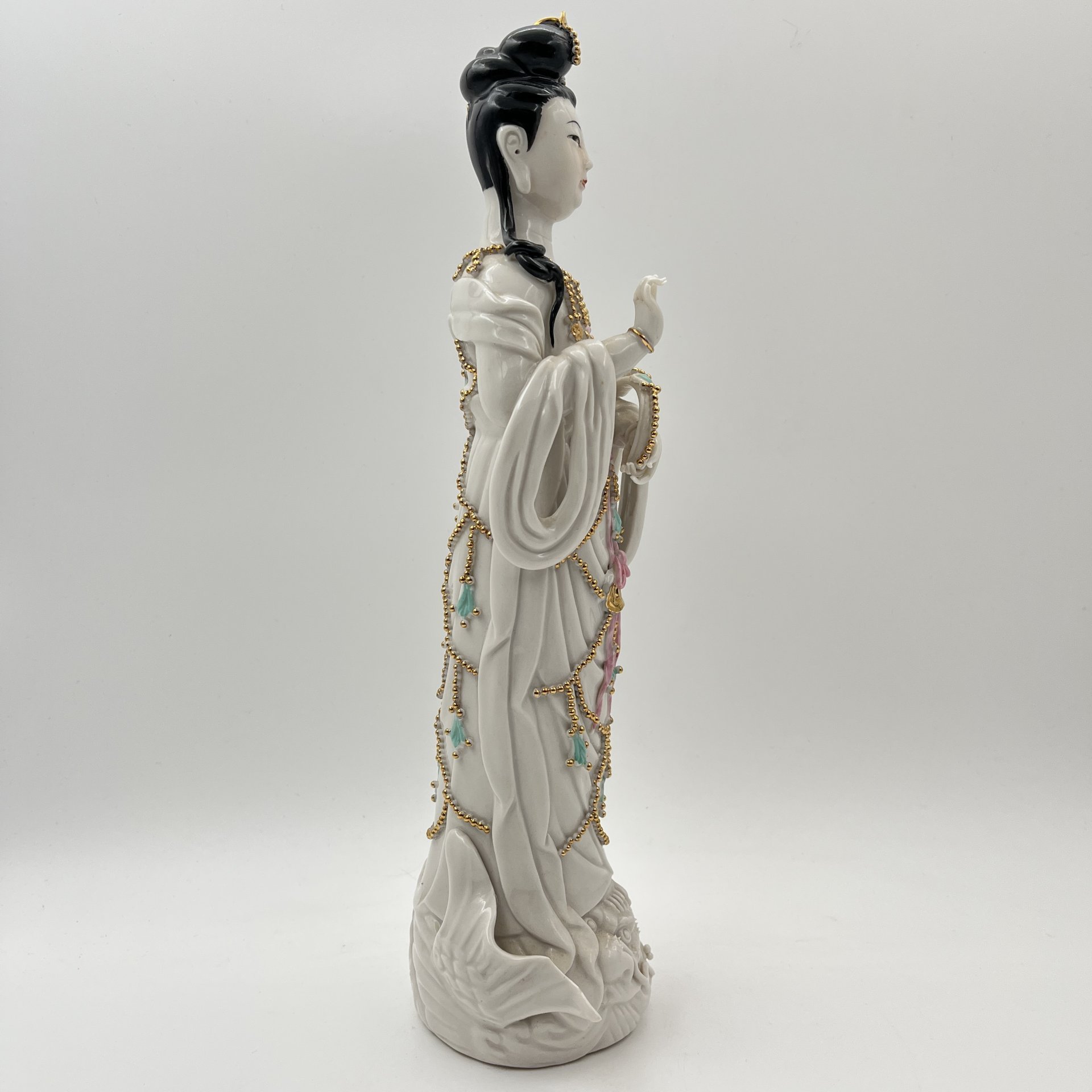 Статуэтка "Богиня милосердия Бодхисаттва Гуань Инь" (Гуаньинь) на основании в виде дракона, фарфор, роспись, золочение, Китай, 1960-1980 гг.