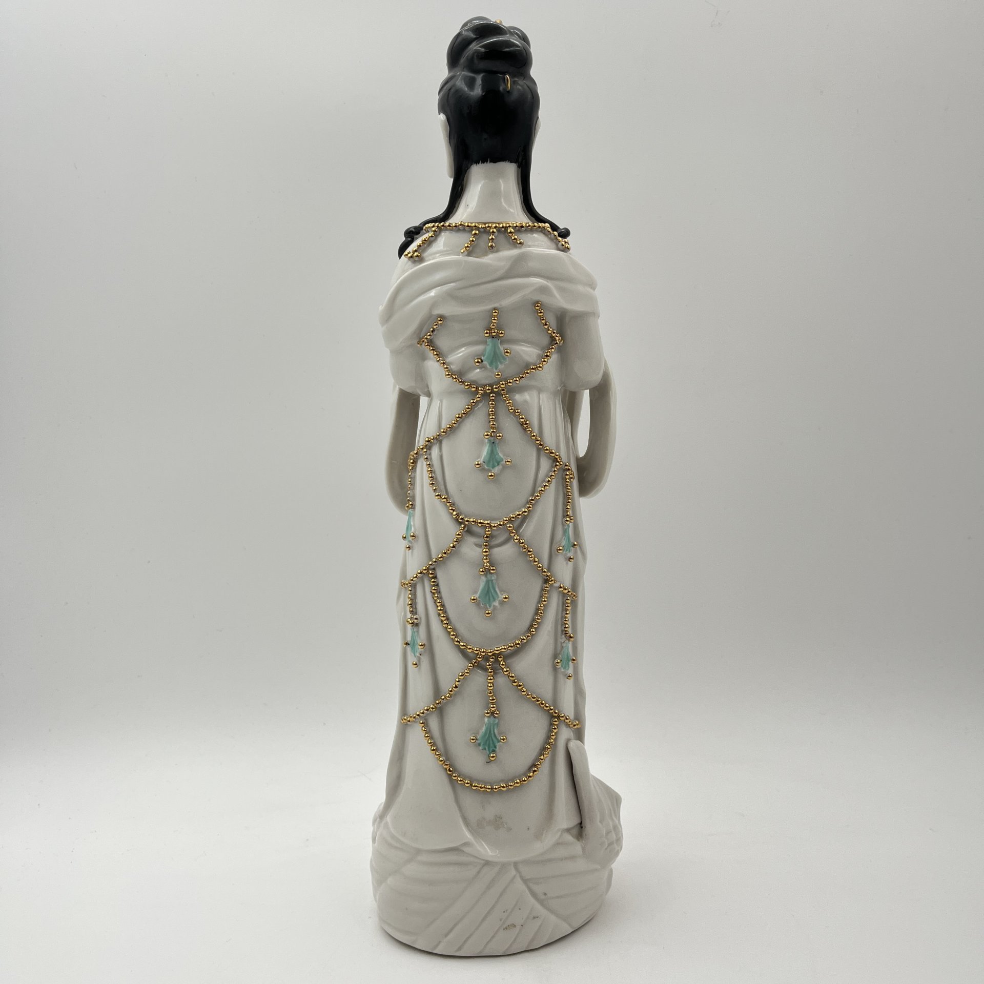 Статуэтка "Богиня милосердия Бодхисаттва Гуань Инь" (Гуаньинь) на основании в виде дракона, фарфор, роспись, золочение, Китай, 1960-1980 гг.