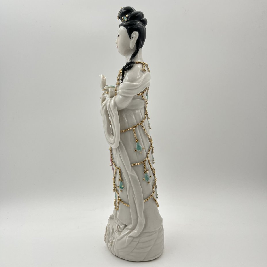 Статуэтка "Богиня милосердия Бодхисаттва Гуань Инь" (Гуаньинь) на основании в виде дракона, фарфор, роспись, золочение, Китай, 1960-1980 гг.