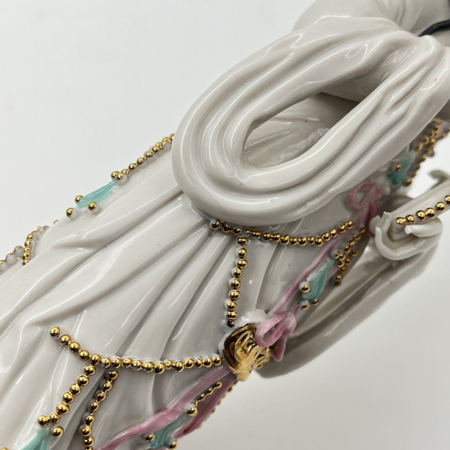 Статуэтка "Богиня милосердия Бодхисаттва Гуань Инь" (Гуаньинь) на основании в виде дракона, фарфор, роспись, золочение, Китай, 1960-1980 гг.