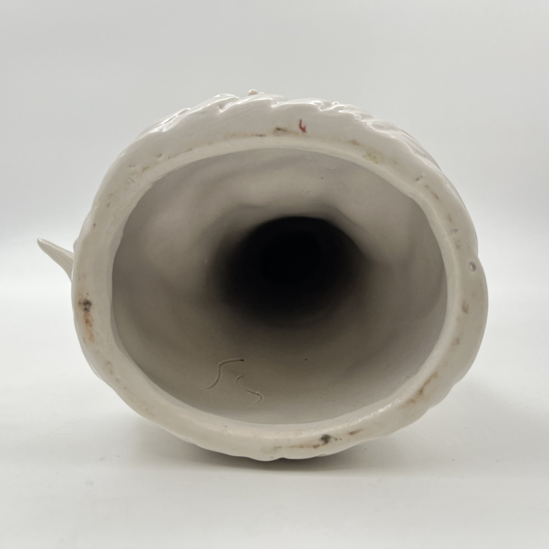 Статуэтка "Богиня милосердия Бодхисаттва Гуань Инь" (Гуаньинь) на основании в виде дракона, фарфор, роспись, золочение, Китай, 1960-1980 гг.