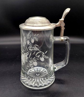 Кружка пивная с  металлической крышкой, украшенная изображением хмеля