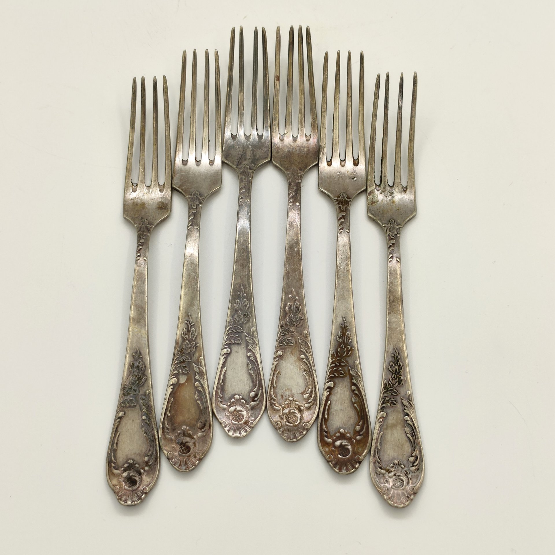 Набор из 6-ти десертных вилок, украшенных растительным декором, мельхиор (медь-никель), Вольнянский завод столовых приборов им. Шевченко (ЗiШ, ЗиШ), СССР, 1960-1990 гг.