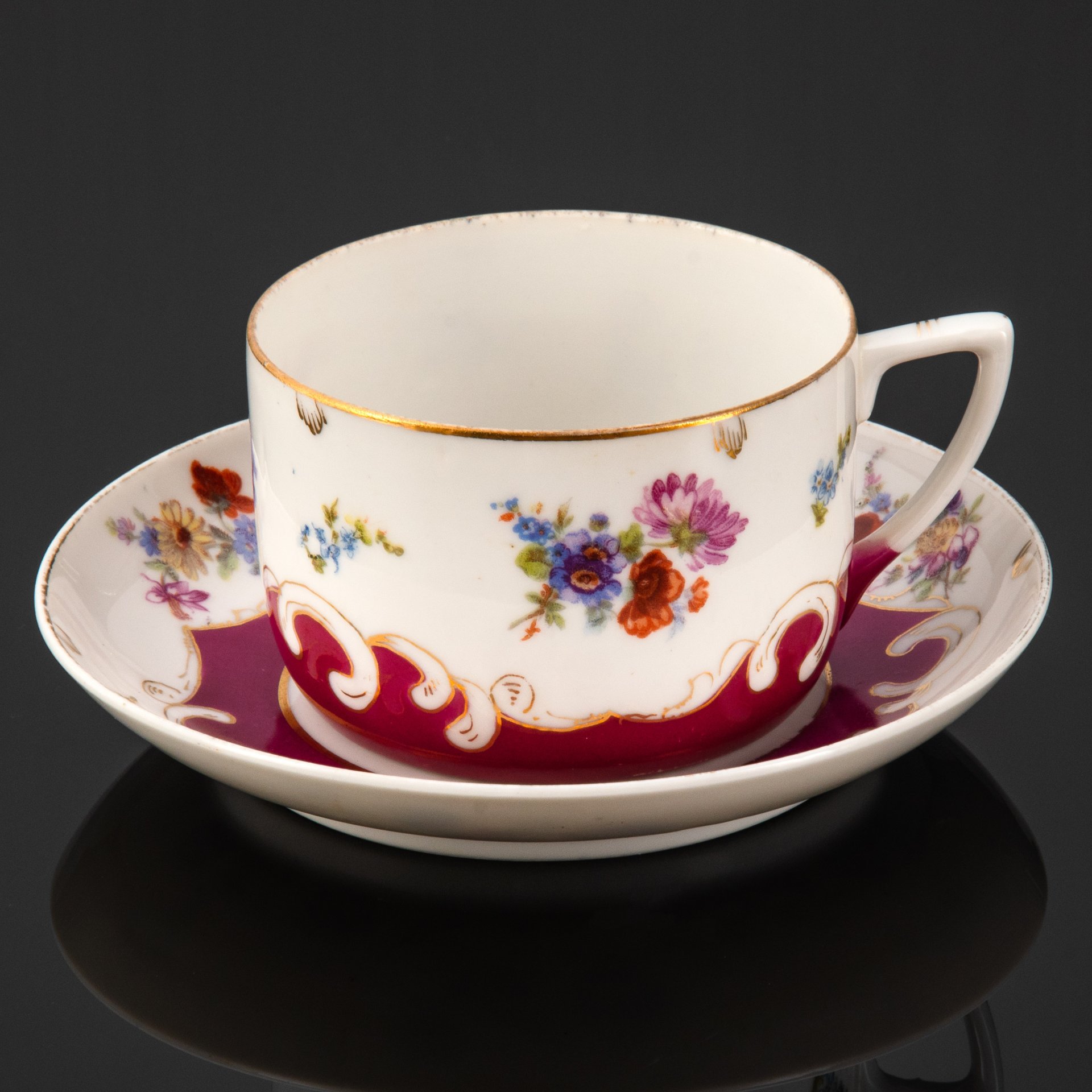 Чайная пара с цветочным декором, фарфор, крытье, деколь с дорисовкой, золочение, Дмитровский фарфоровый завод (ДФЗ Вербилки), СССР, 1917-1940 гг.