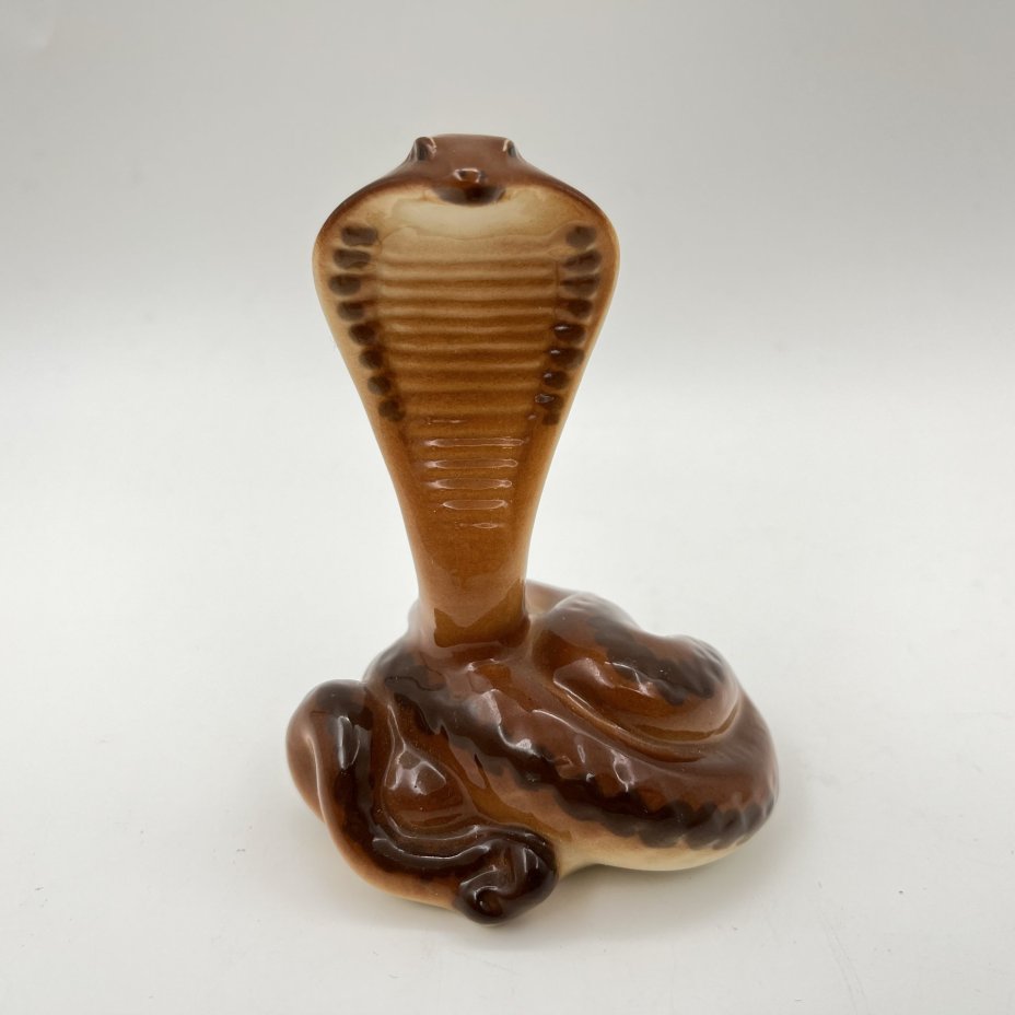 Статуэтка "Королевская кобра", автор Сорокин М.А., фарфор, аэрография, Ленинградский фарфоровый завод (ЛФЗ), СССР, 1970-1986 гг.