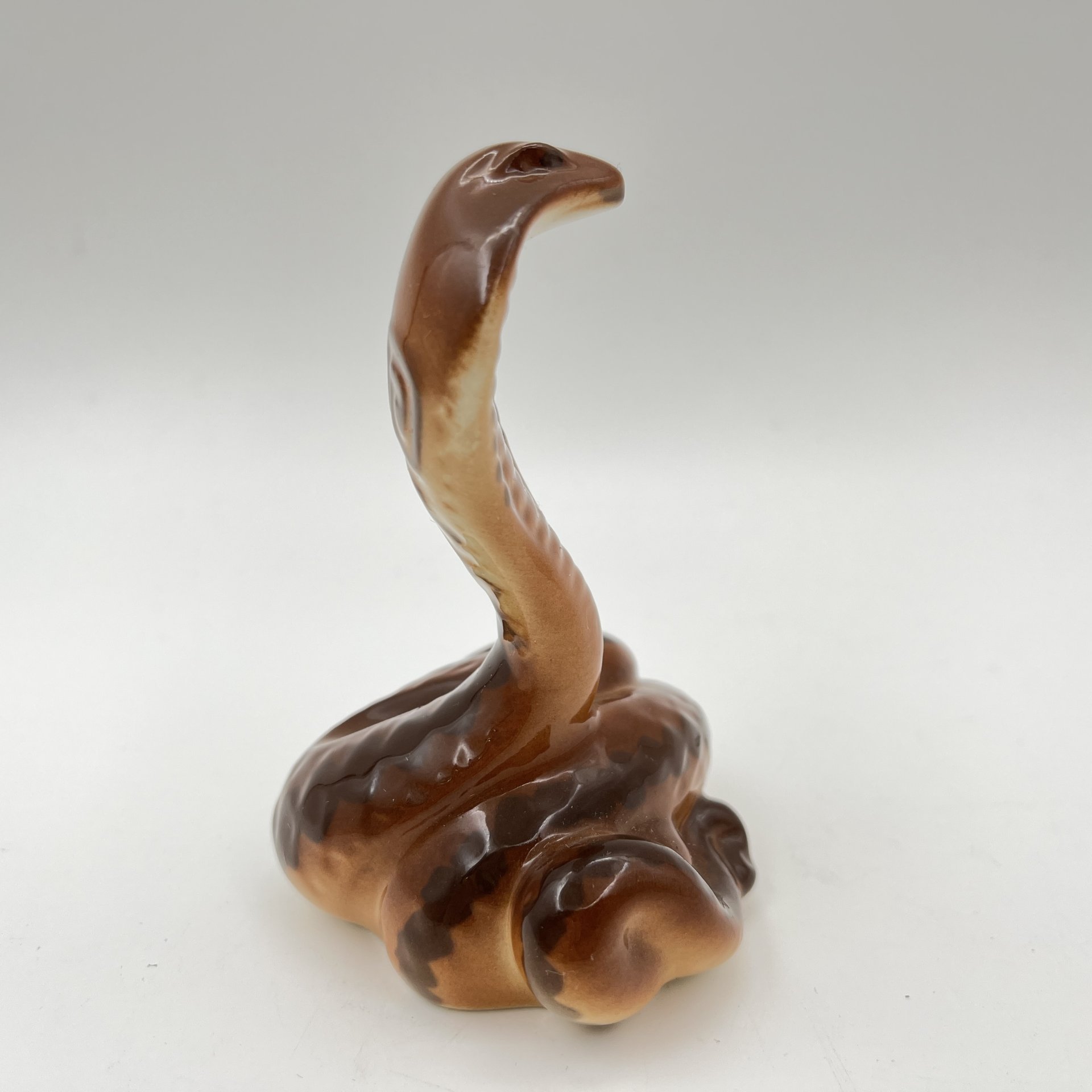 Статуэтка "Королевская кобра", автор Сорокин М.А., фарфор, аэрография, Ленинградский фарфоровый завод (ЛФЗ), СССР, 1970-1986 гг.
