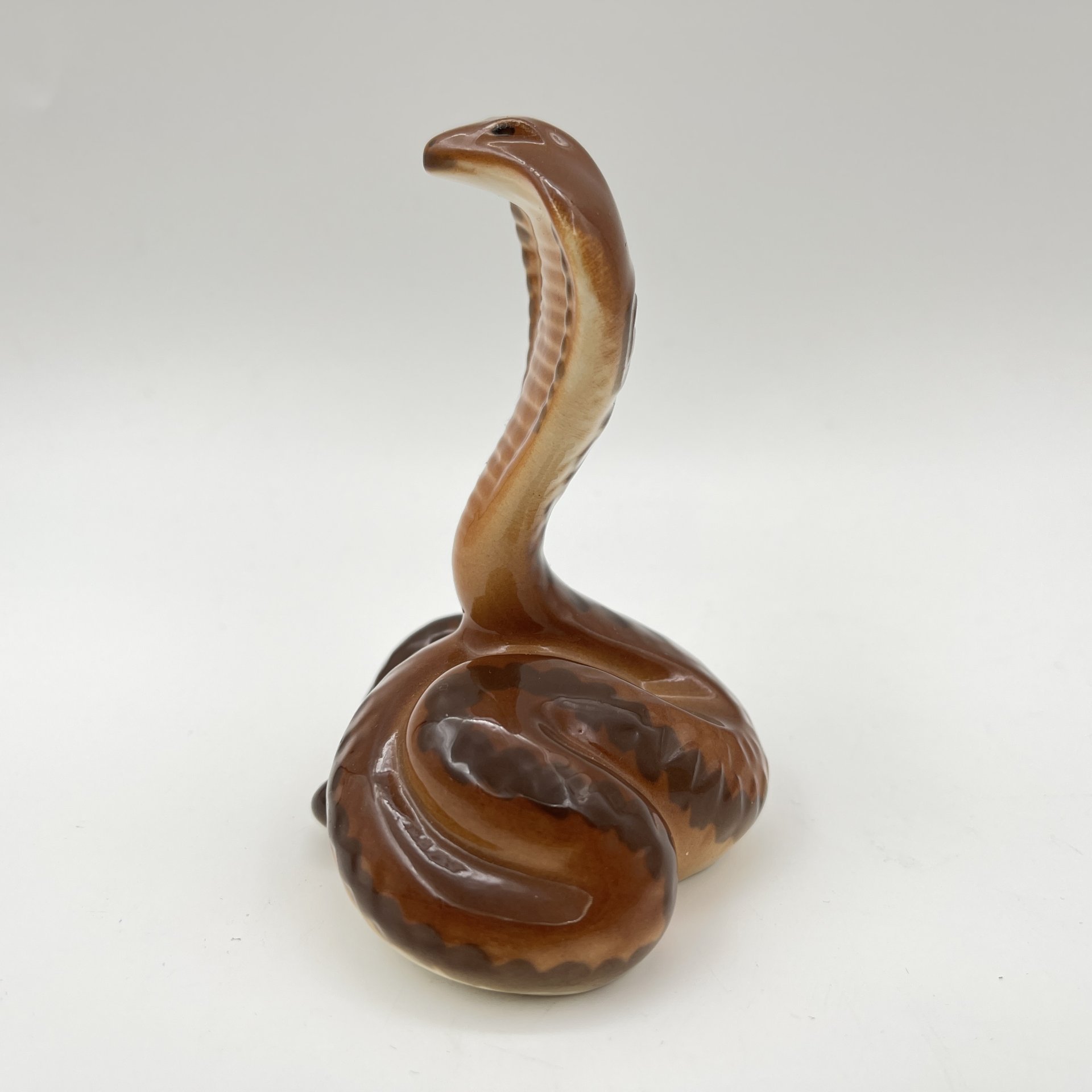 Статуэтка "Королевская кобра", автор Сорокин М.А., фарфор, аэрография, Ленинградский фарфоровый завод (ЛФЗ), СССР, 1970-1986 гг.