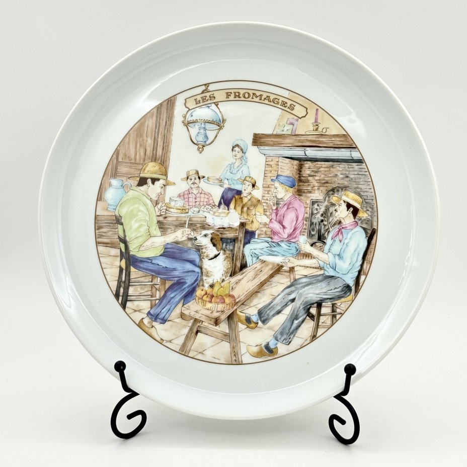 Большое блюдо из серии "Сыры", посвященный различным сортам сыра, Porcelaine de Sologne Limoges