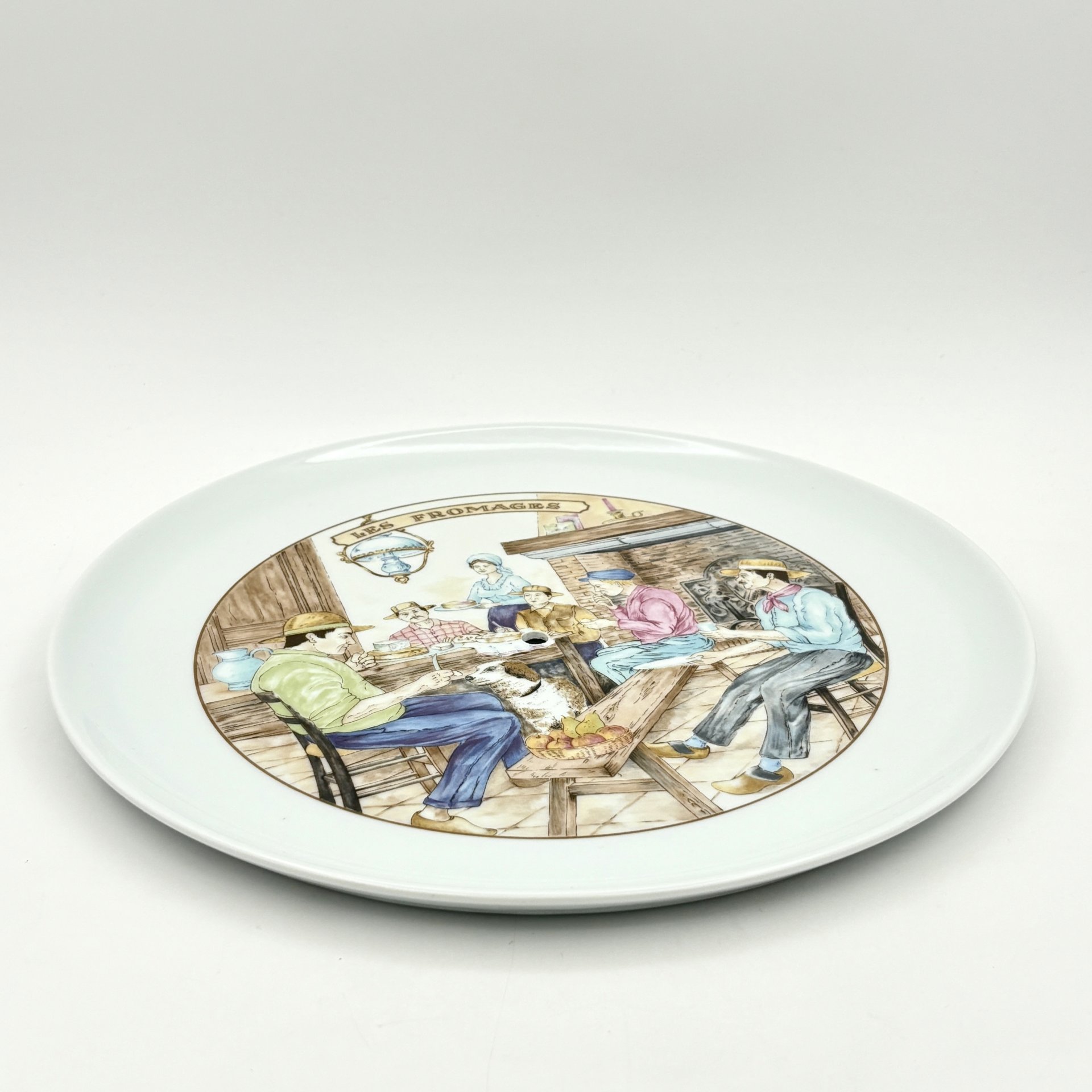 Большое блюдо из серии "Сыры", посвященный различным сортам сыра, Porcelaine de Sologne Limoges