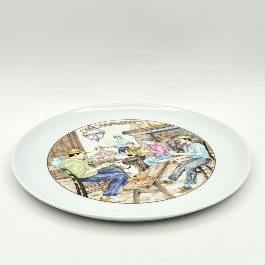Большое блюдо из серии "Сыры", посвященный различным сортам сыра, Porcelaine de Sologne Limoges