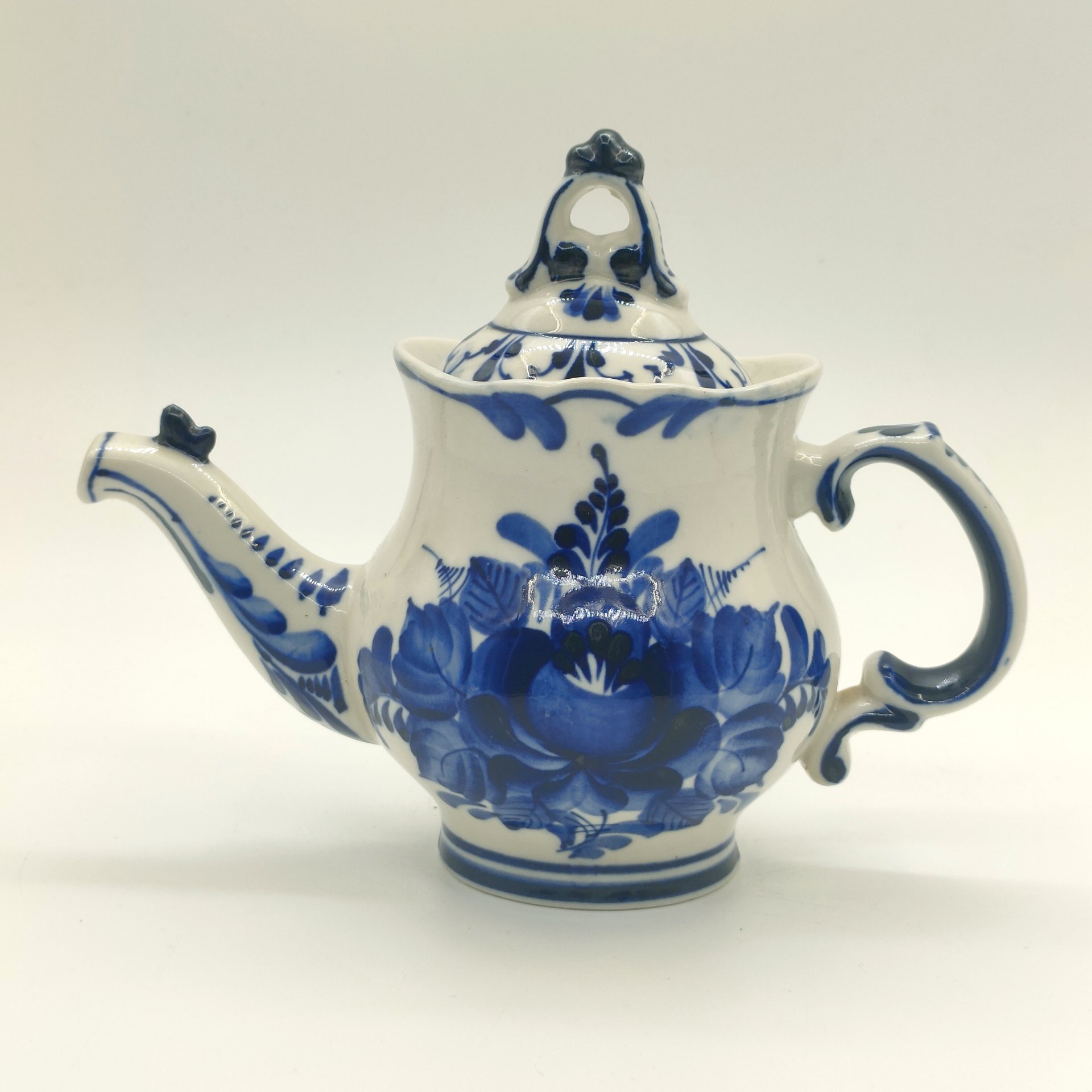 Чайник заварочный с рельефным цветочным декором, Гжель