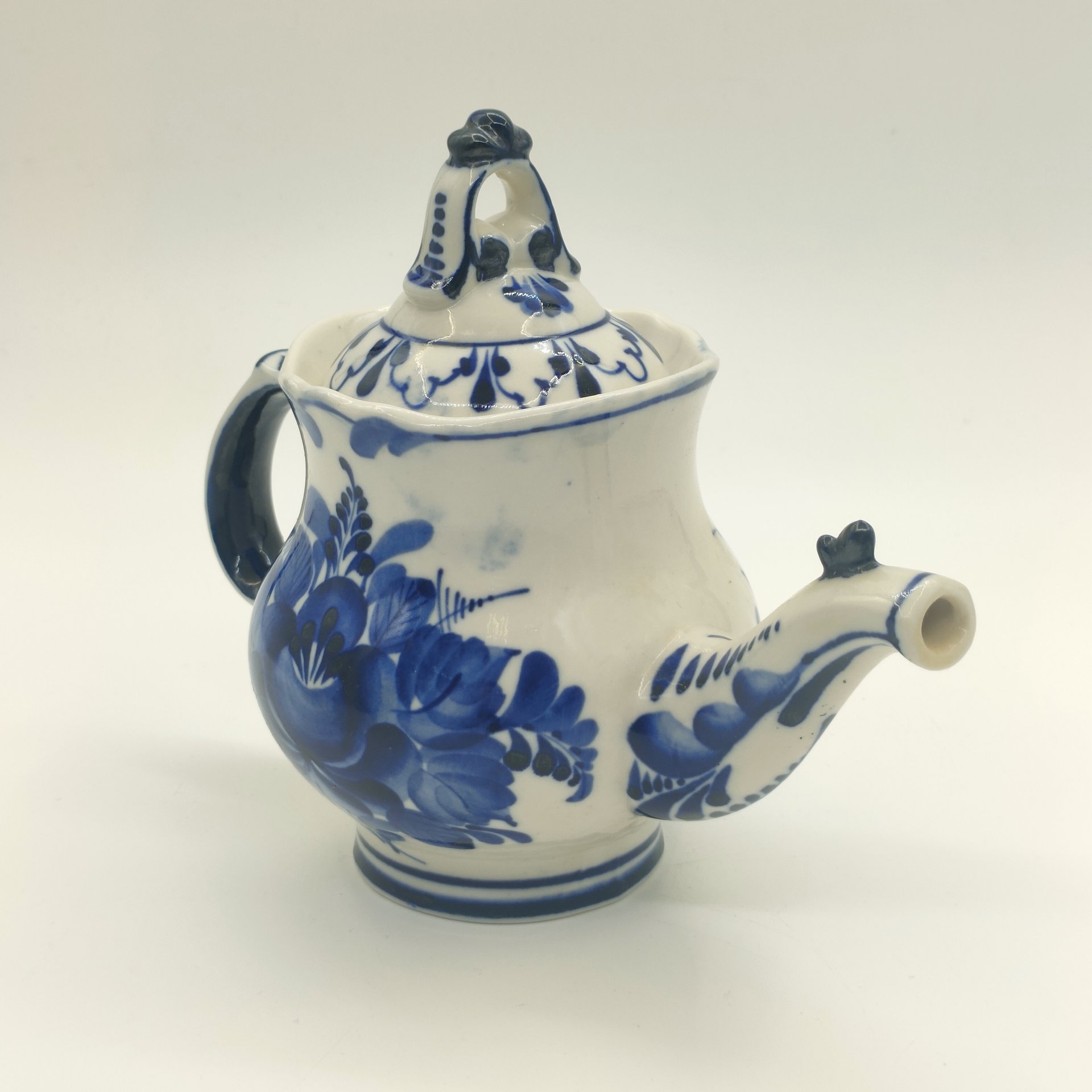 Чайник заварочный с рельефным цветочным декором, Гжель