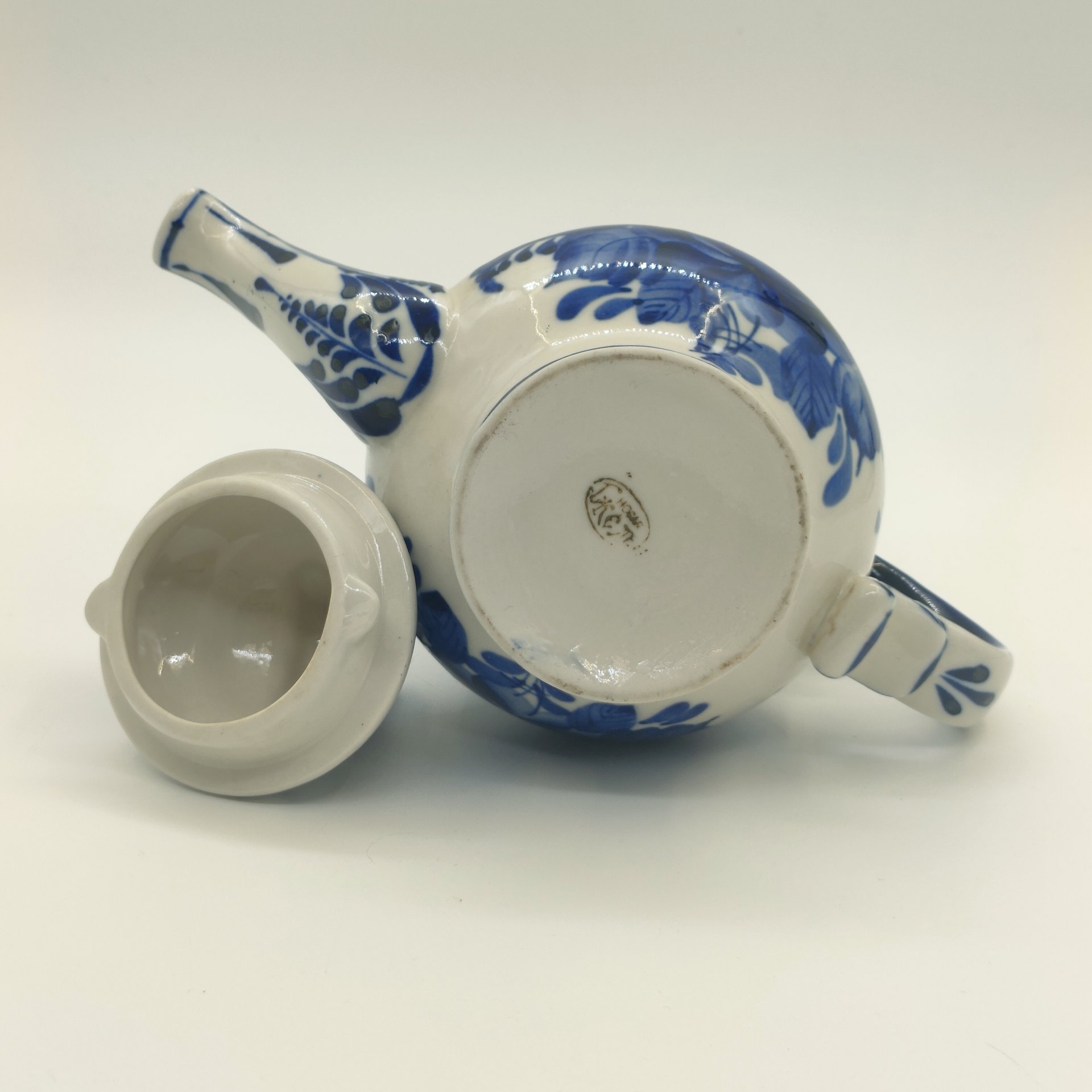 Чайник заварочный с рельефным цветочным декором, Гжель