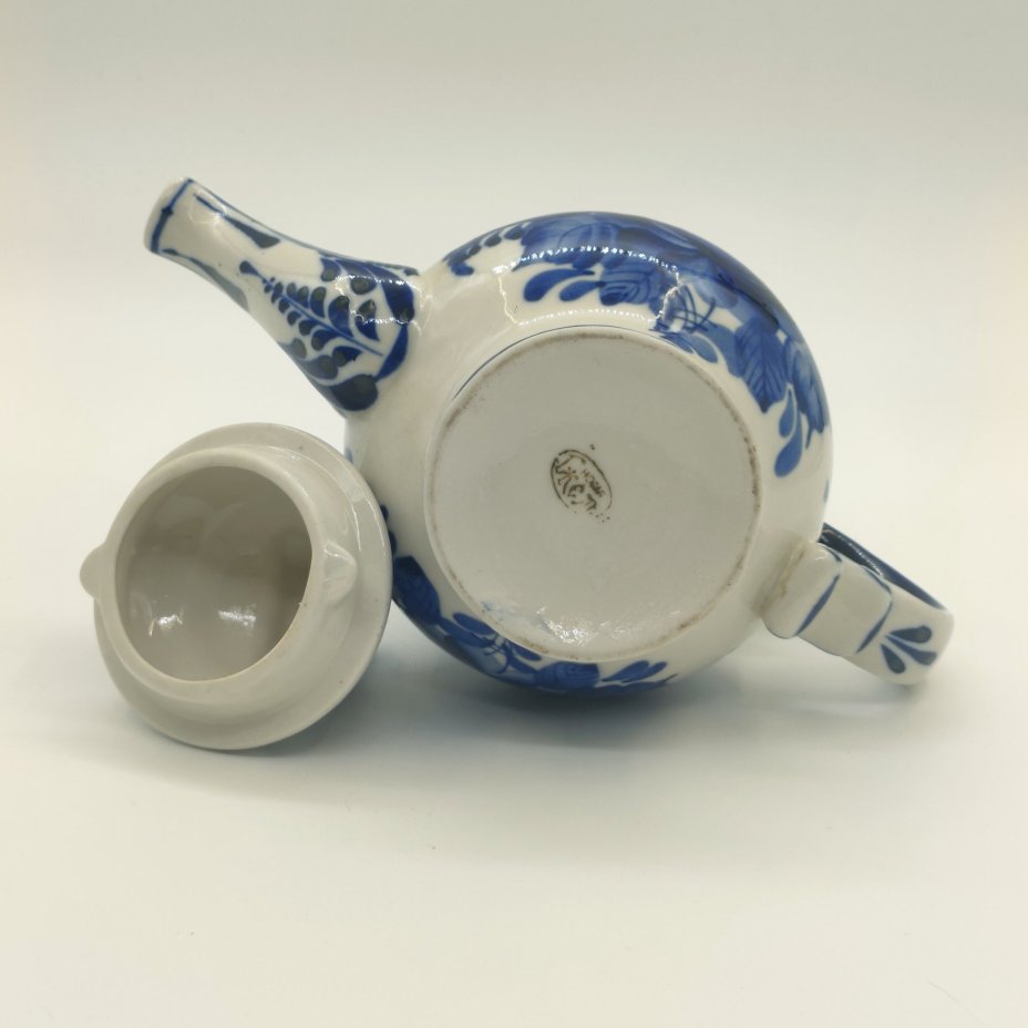 Чайник заварочный с рельефным цветочным декором, Гжель