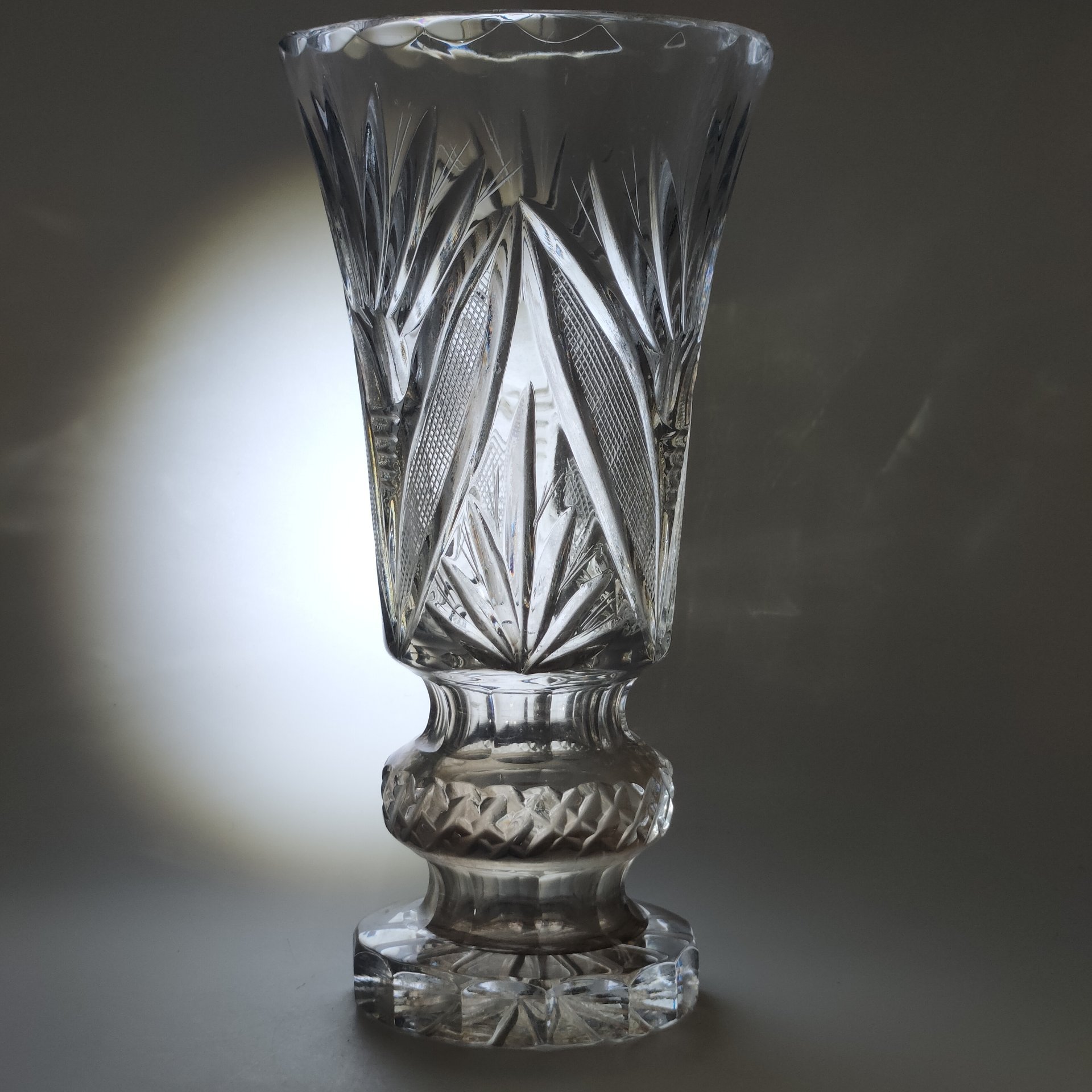 Ваза для цветов с резным растительным декором, хрусталь, алмазная грань, Стеклозавод «Неман», Беларусь, 2000-2015 гг.