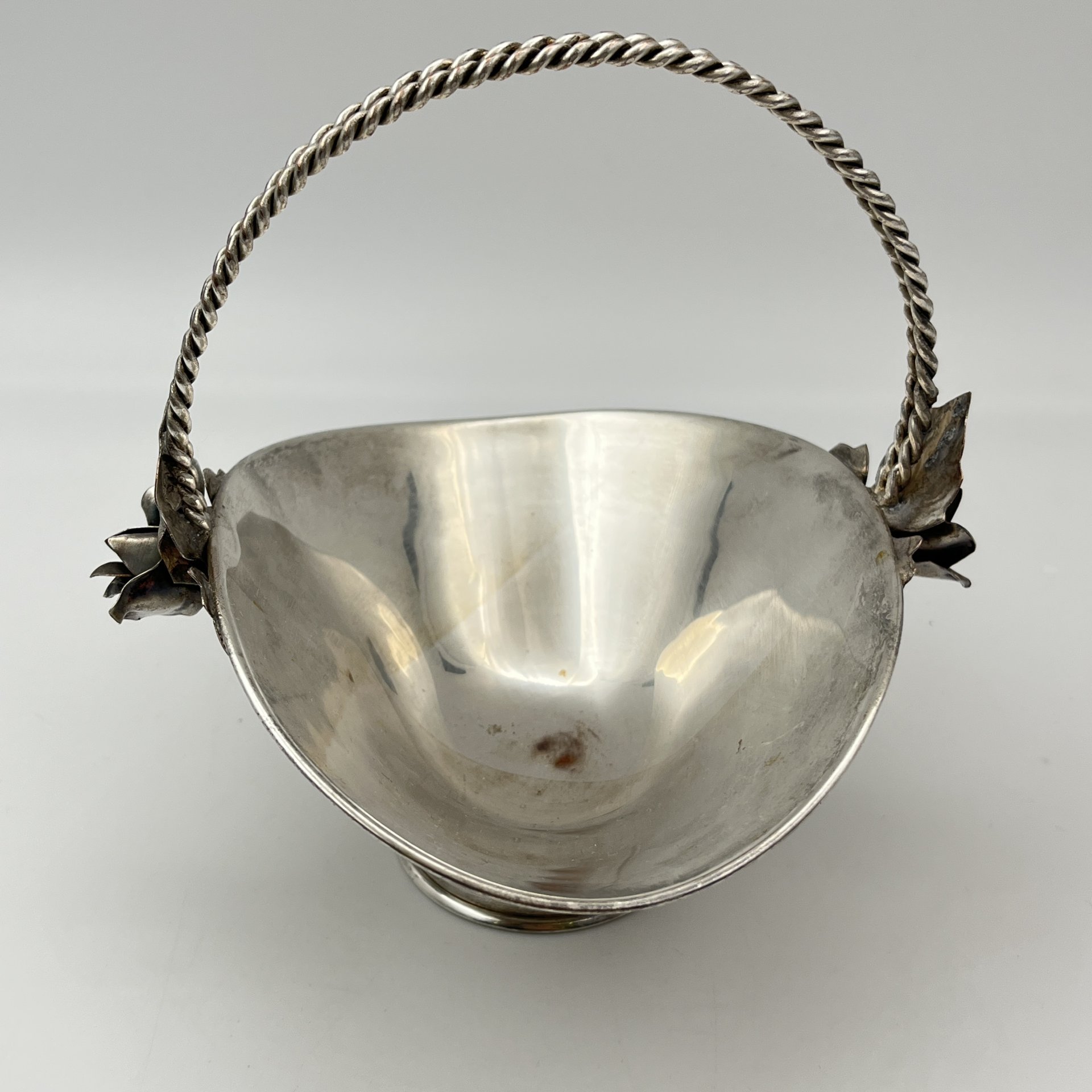 Ваза в стиле модерн (конфетница), украшенная цветочным декором, медь, серебрение, Европа, 1900-1930 гг.