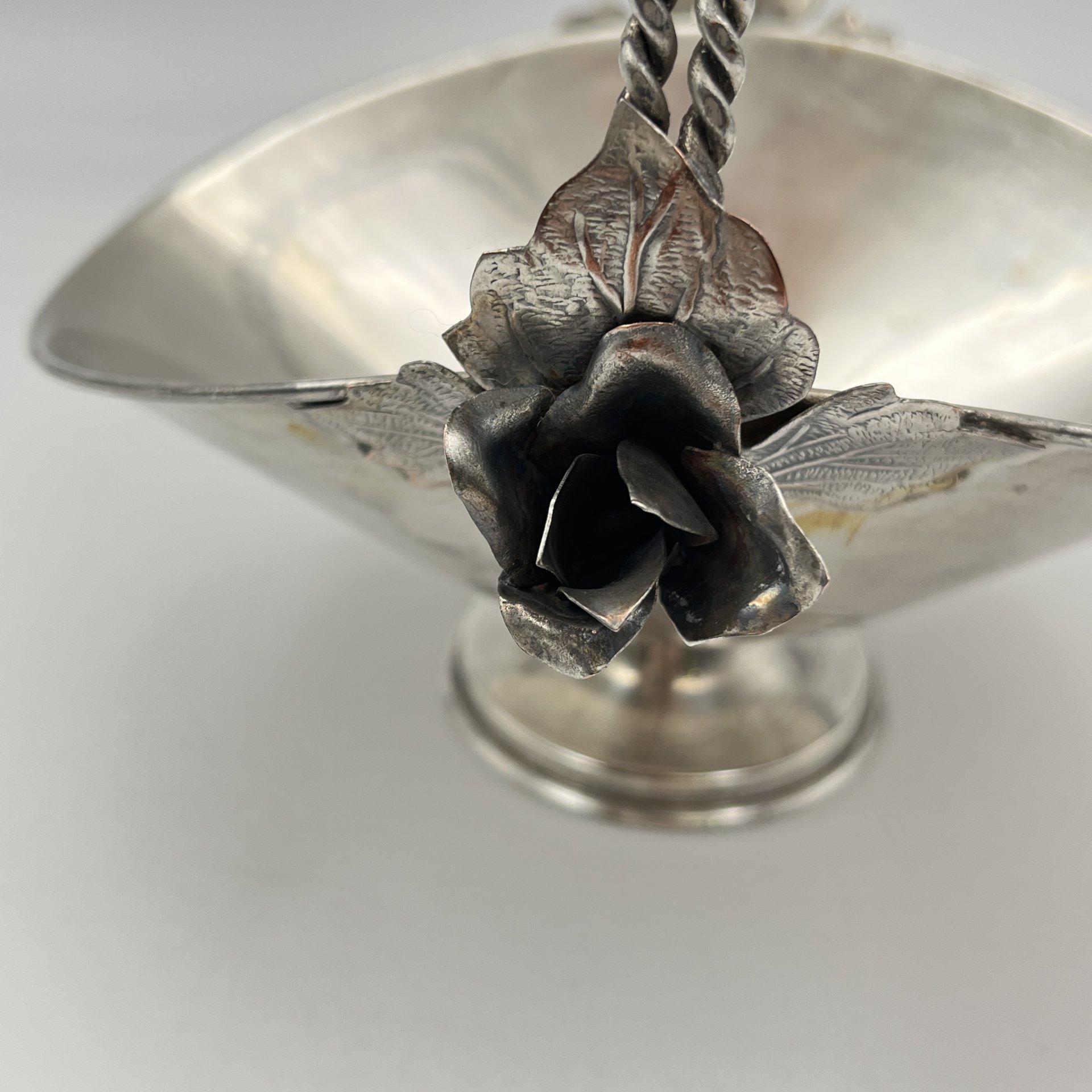 Ваза в стиле модерн (конфетница), украшенная цветочным декором, медь, серебрение, Европа, 1900-1930 гг.