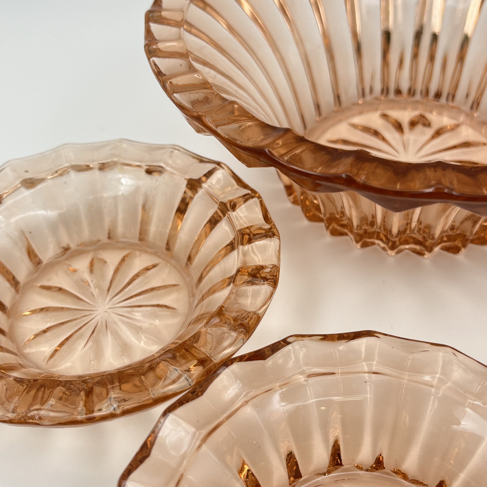 Набор розеток для подачи варенья карамельного оттенка на 4 персоны, Запрудненский завод электровакуумных приборов, цветное стекло, пресс, СССР, 1960-1980 гг.