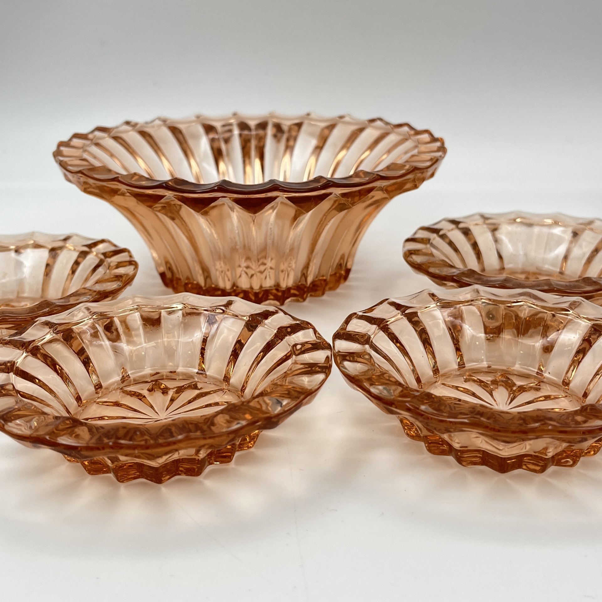 Набор розеток для подачи варенья карамельного оттенка на 4 персоны, Запрудненский завод электровакуумных приборов, цветное стекло, пресс, СССР, 1960-1980 гг.