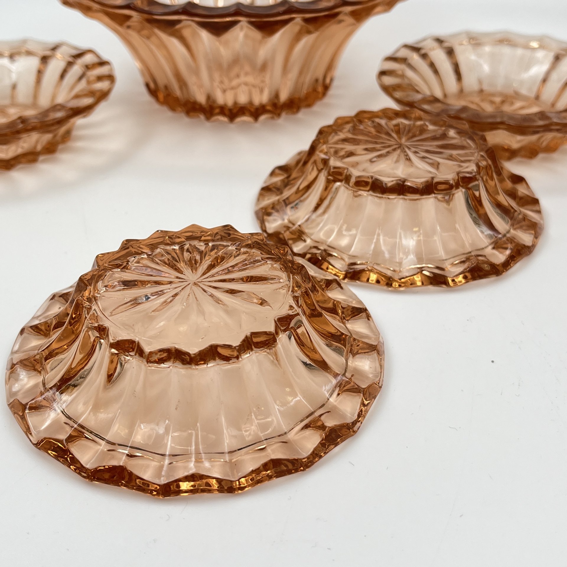 Набор розеток для подачи варенья карамельного оттенка на 4 персоны, Запрудненский завод электровакуумных приборов, цветное стекло, пресс, СССР, 1960-1980 гг.