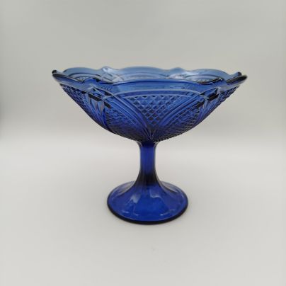 Ваза на ножке, украшенная растительным декором, цветное стекло, пресс, СССР, 1970-1990 гг.