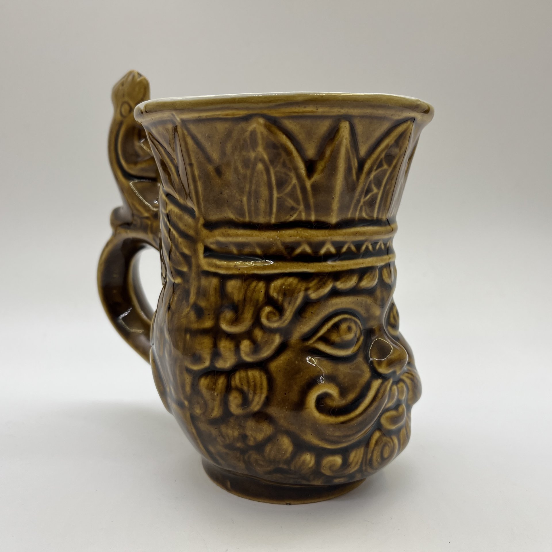 Кружка пивная с фигурной ручкой "Царь Дадон", керамика, цветные поливы, Московский завод «Изолятор», СССР, 1970-1980 гг.