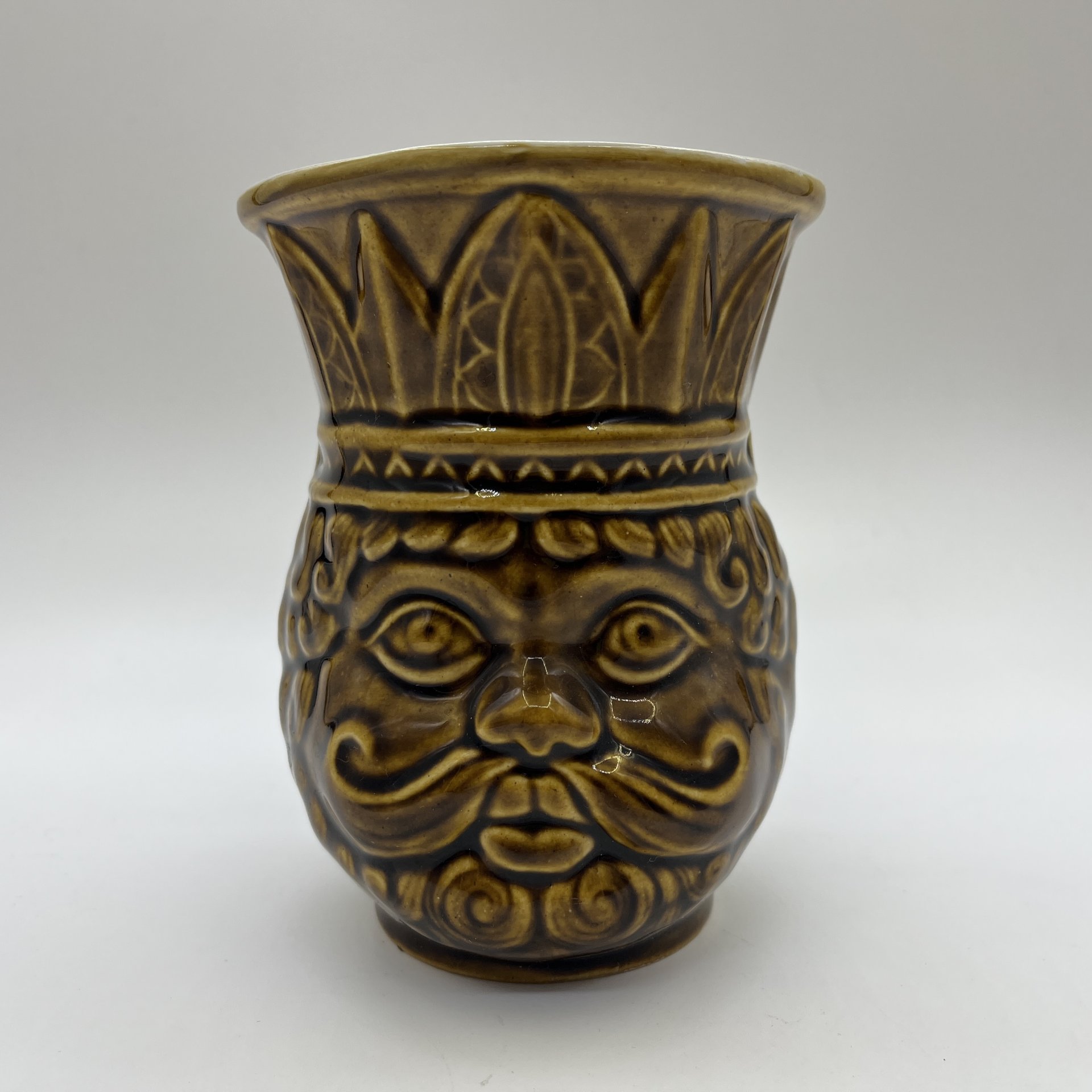 Кружка пивная с фигурной ручкой "Царь Дадон", керамика, цветные поливы, Московский завод «Изолятор», СССР, 1970-1980 гг.