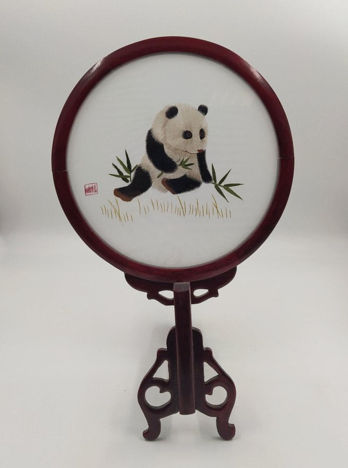 Вышивка двусторонняя "Панда", обрамленная в резную раму, дерево, резьба, шелк, вышивка гладью, Китай, 1970-2000 гг., Китай