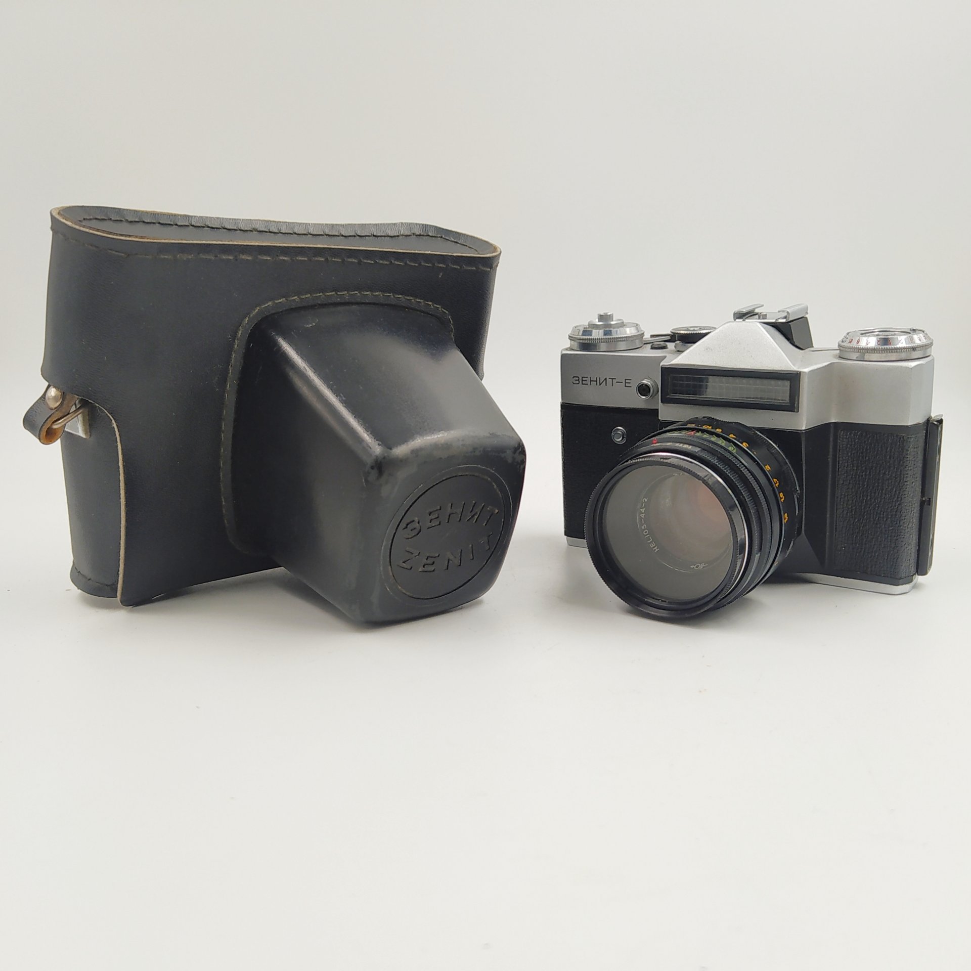 Фотоаппарат "Зенит-Е"  с объективом "Гелиос-44-2" в оригинальном кофре, металл, стекло, пластик, кожа, Белорусское оптико-механическое объединение (БелОМО), Белорусское оптико-механическое объединение (БелОМО)