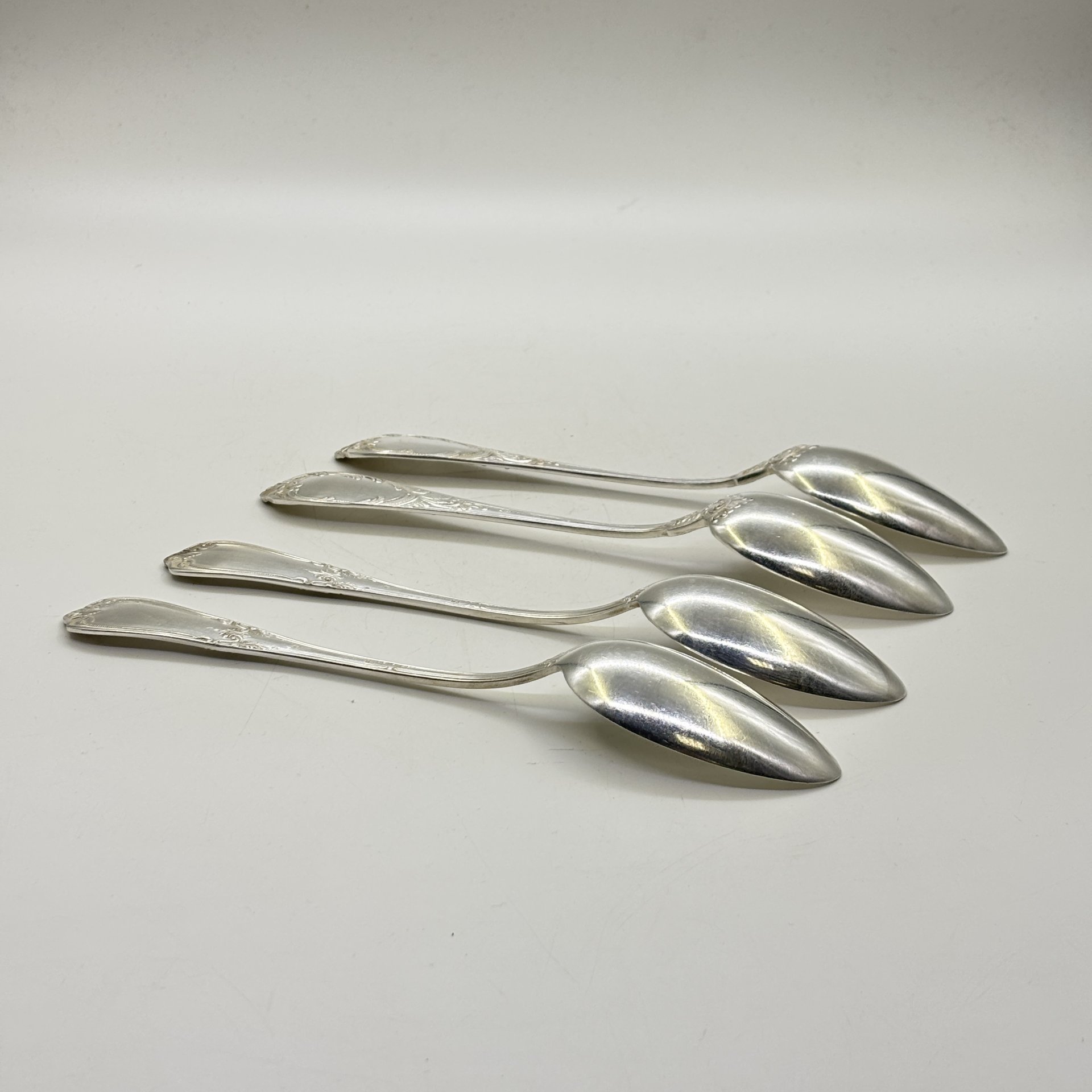 Набор из 4-х столовых ложек с растительным декором (в подборе), мНЦ (медь-никель-цинк), Киевский завод столовых приборов и посуды им. Дзержинского (ЗiД, ЗиД), СССР, 1950-1960 гг.
