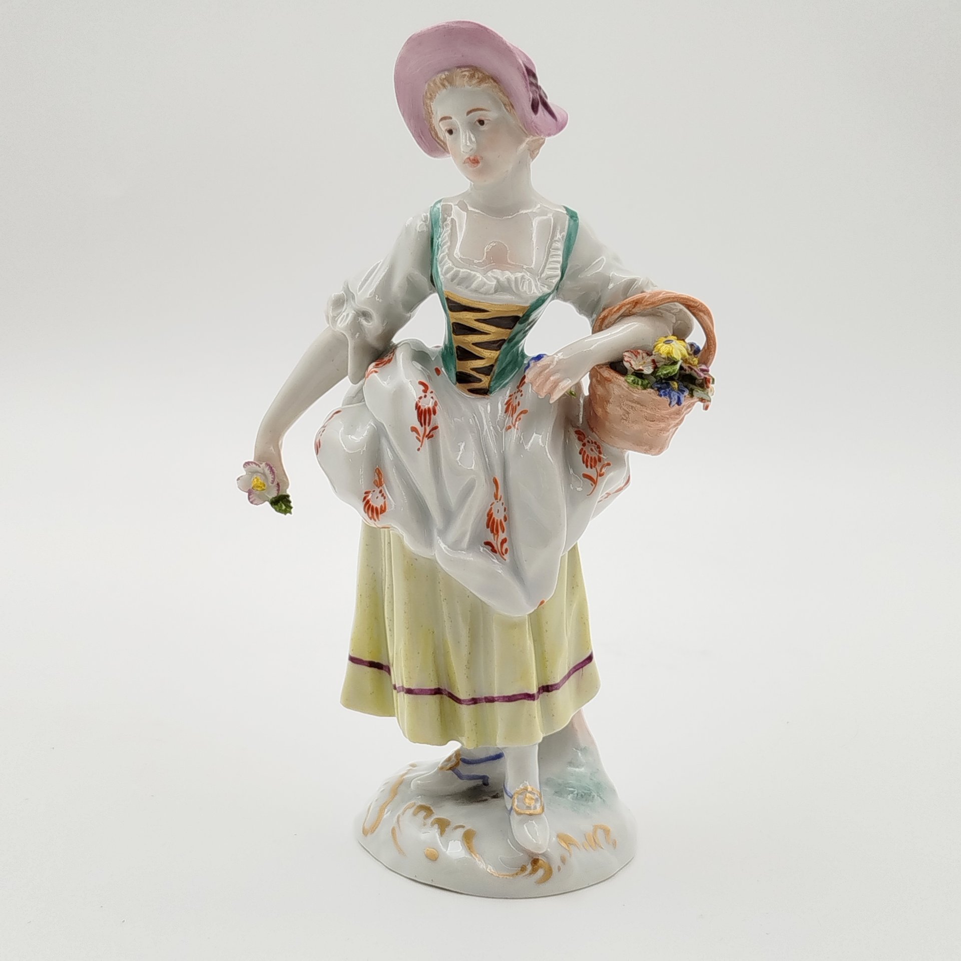 Статуэтка «Цветочница», фарфор, роспись, золочение, Западная Европа, 1930-1960 гг.