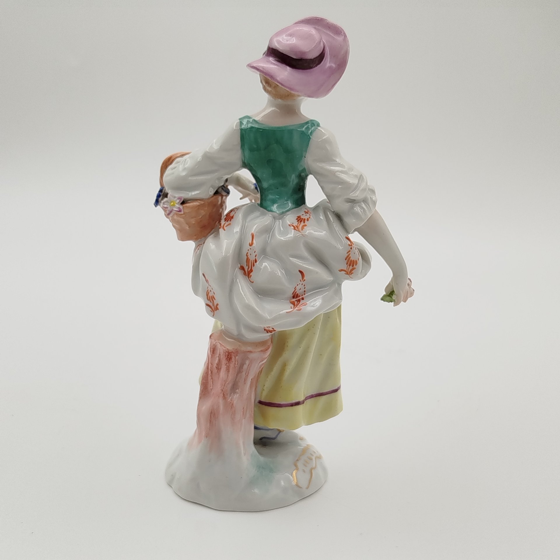 Статуэтка «Цветочница», фарфор, роспись, золочение, Западная Европа, 1930-1960 гг.