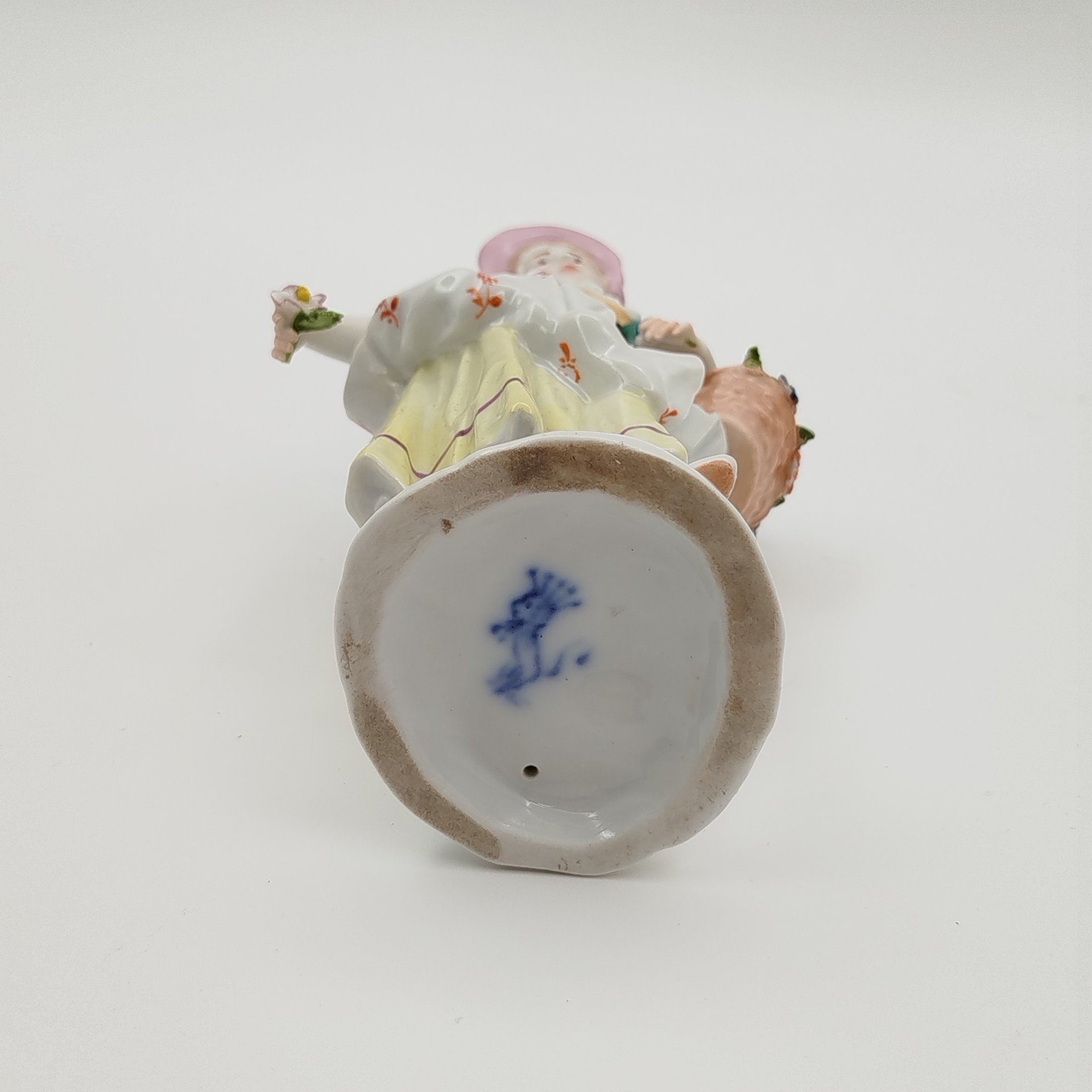 Статуэтка «Цветочница», фарфор, роспись, золочение, Западная Европа, 1930-1960 гг.