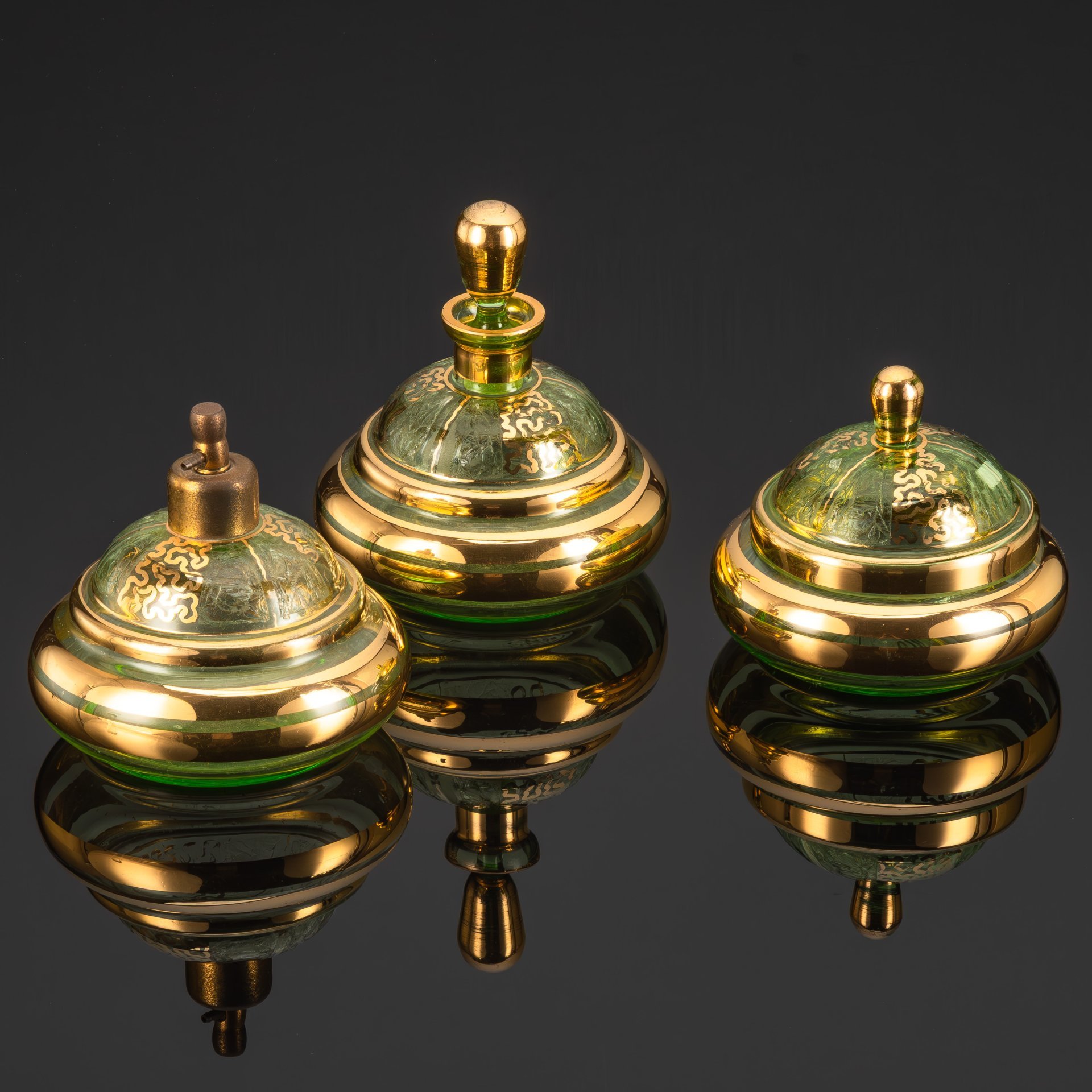 Парфюмерный набор (дамский набор для туалетного столика), состоящий из двух флаконов для духов и шкатулки