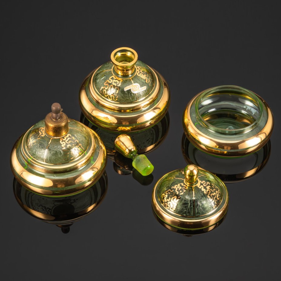 Парфюмерный набор (дамский набор для туалетного столика), состоящий из двух флаконов для духов и шкатулки