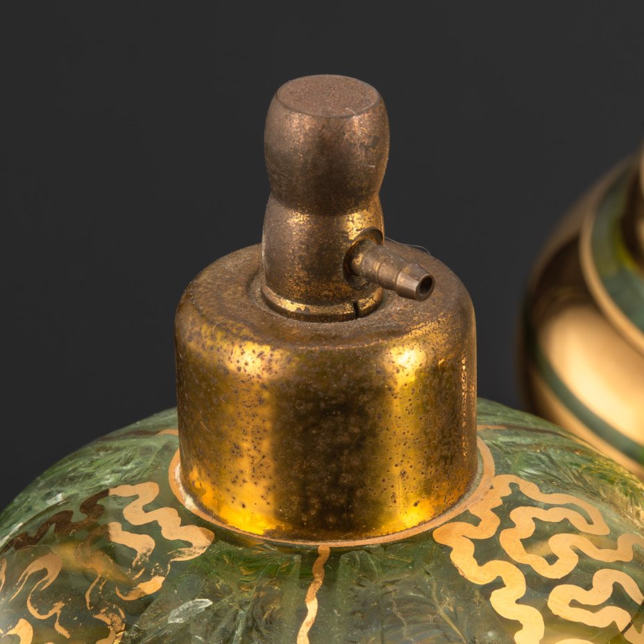 Парфюмерный набор (дамский набор для туалетного столика), состоящий из двух флаконов для духов и шкатулки