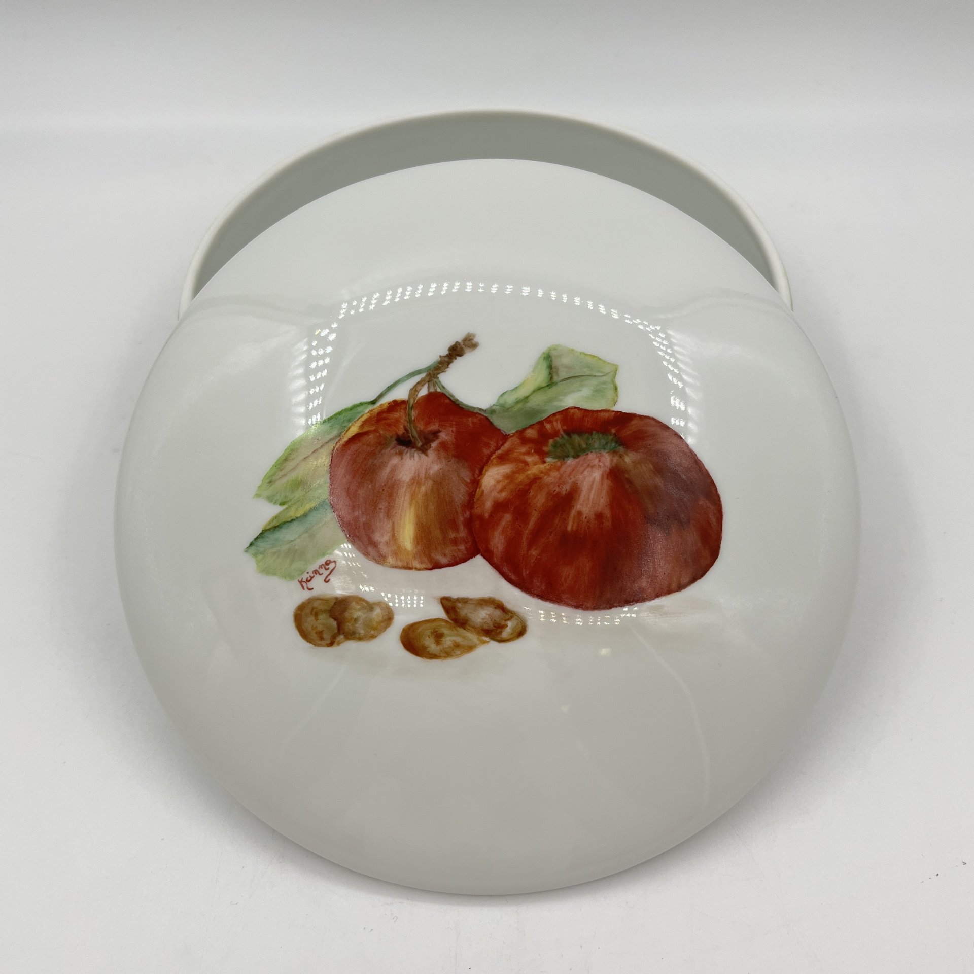 Шкатулка (бонбоньерка) с изображением яблок, автор росписи Rcinno, Limoges France