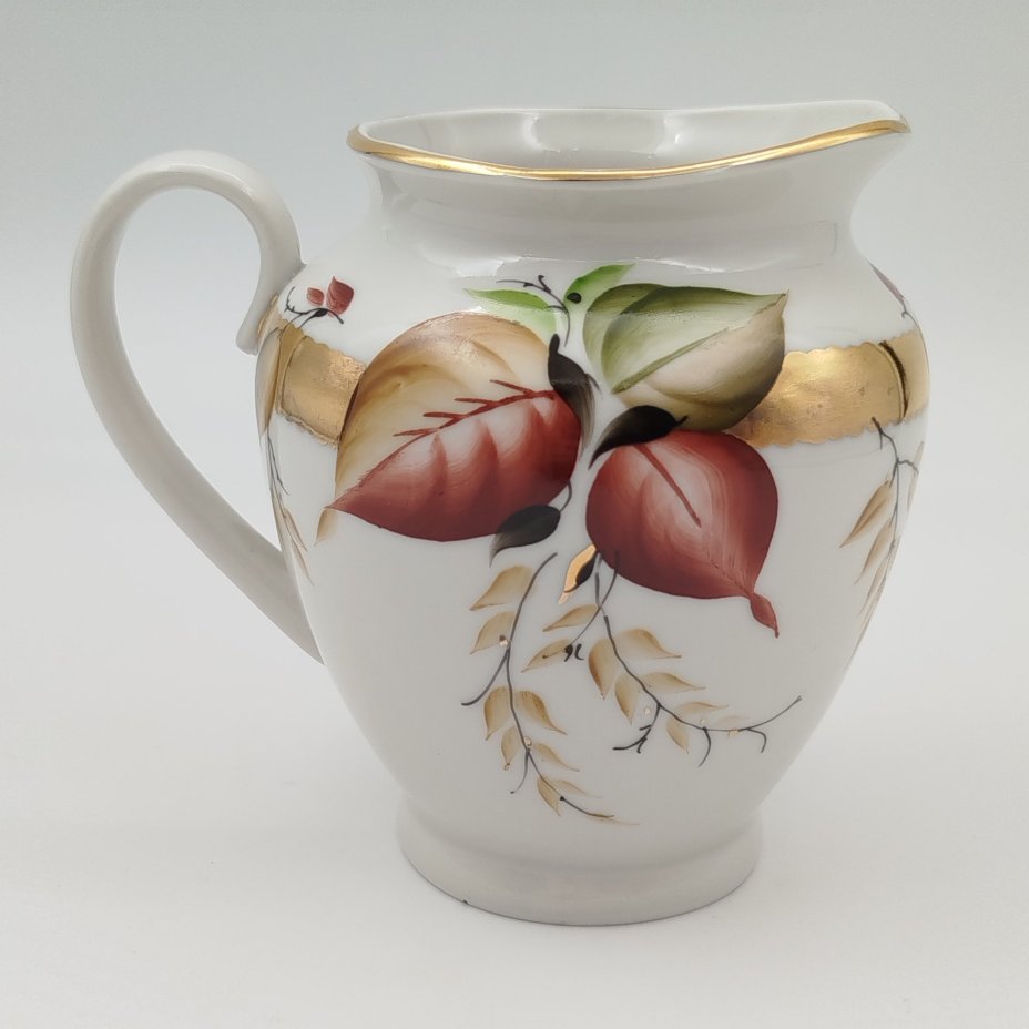 Молочник из сервиза "Сентябрь", автор росписи Семёнова А.Н., форма "Весенняя", автор формы Яковлева С.Е., фарфор, роспись, золочение, Ленинградский фарфоровый завод (ЛФЗ), СССР, 1970-1991 гг.